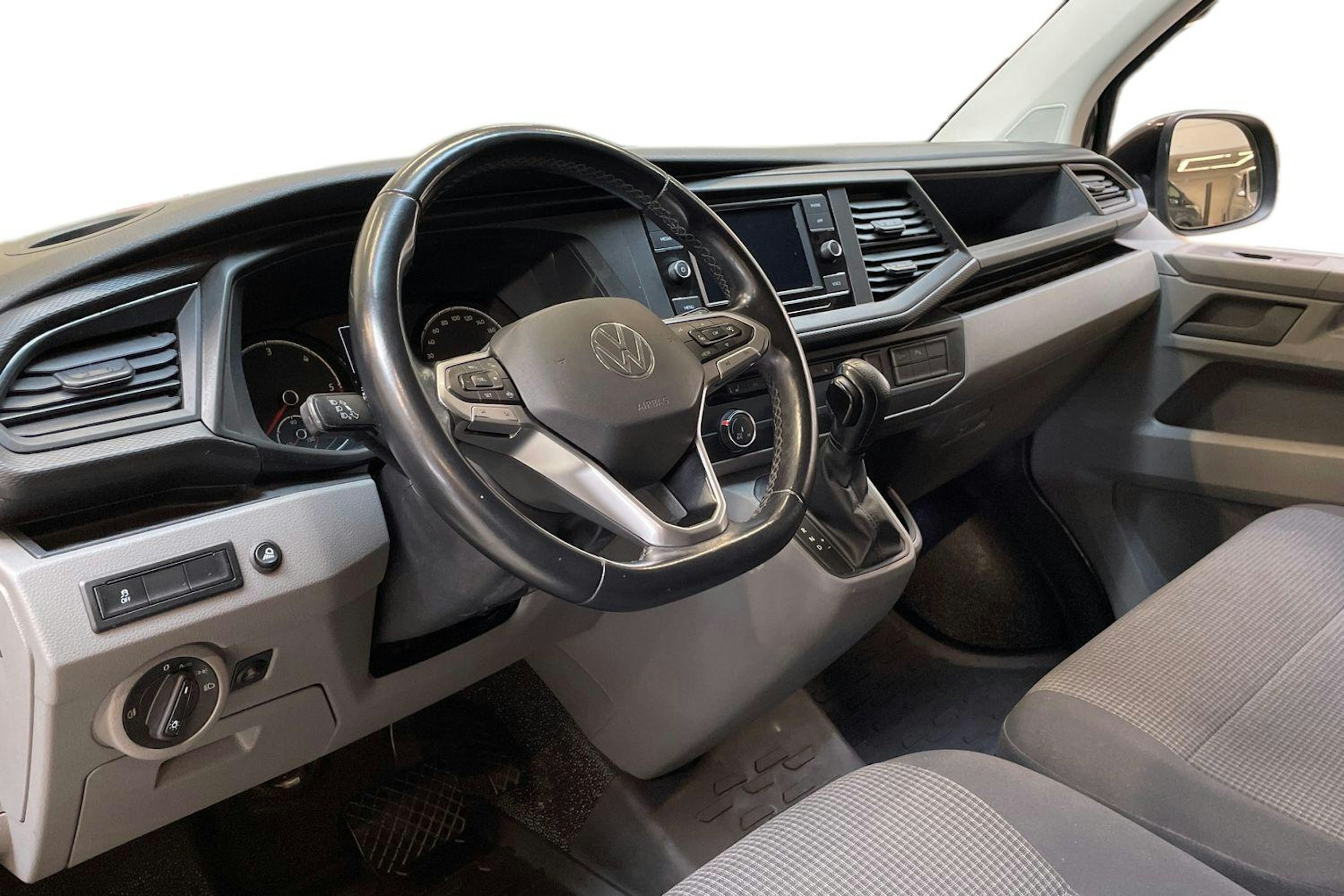 musta Volkswagen Transporter 2021 kuva 9.
