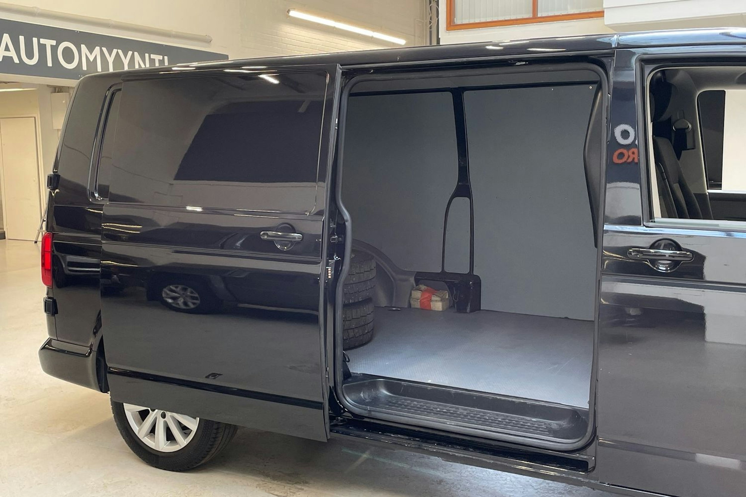 musta Volkswagen Transporter 2021 kuva 12.