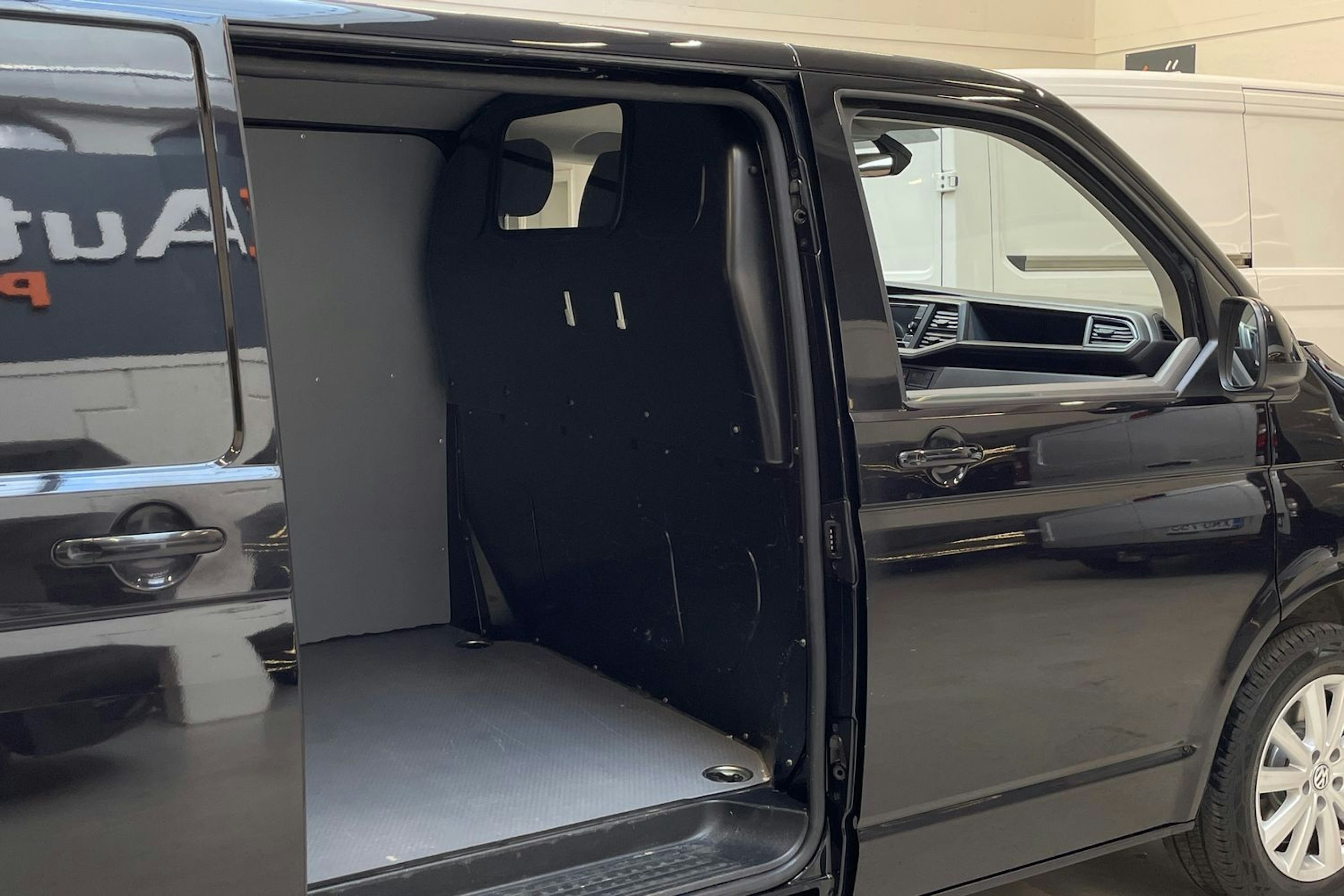 musta Volkswagen Transporter 2021 kuva 13.