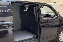 musta Volkswagen Transporter 2021 kuva 13.