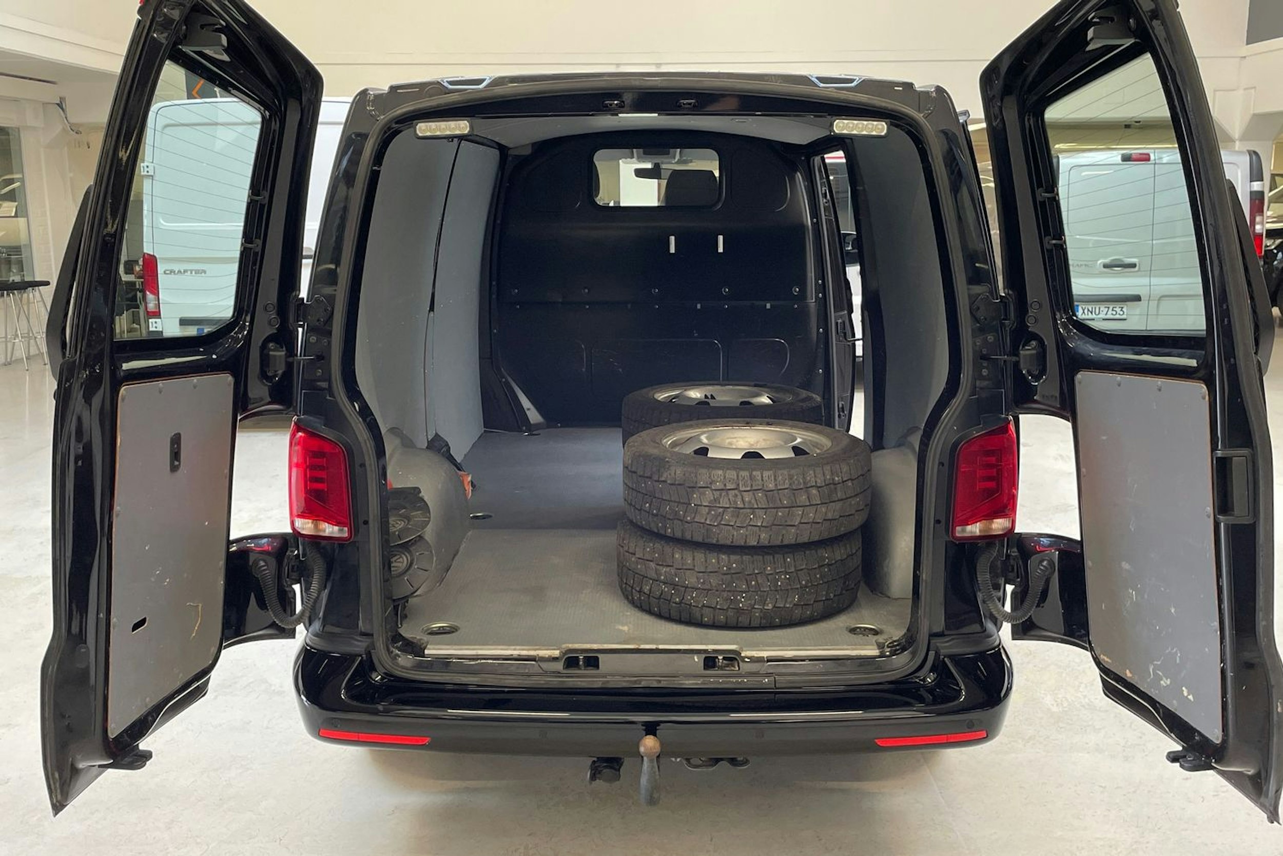 musta Volkswagen Transporter 2021 kuva 14.