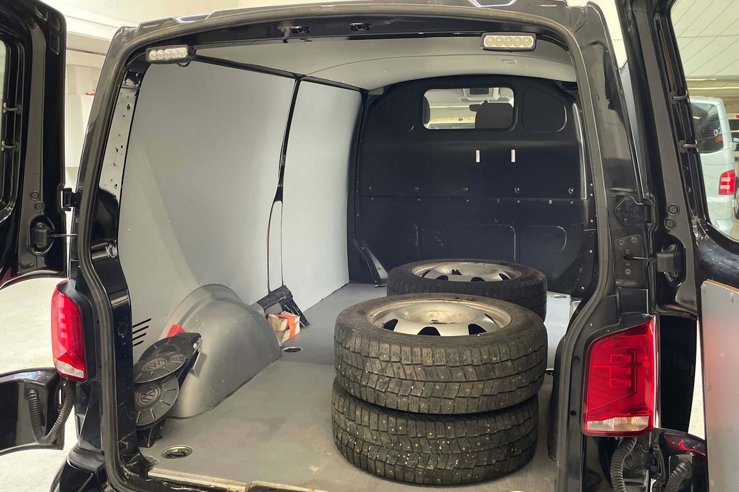 musta Volkswagen Transporter 2021 kuva 15.