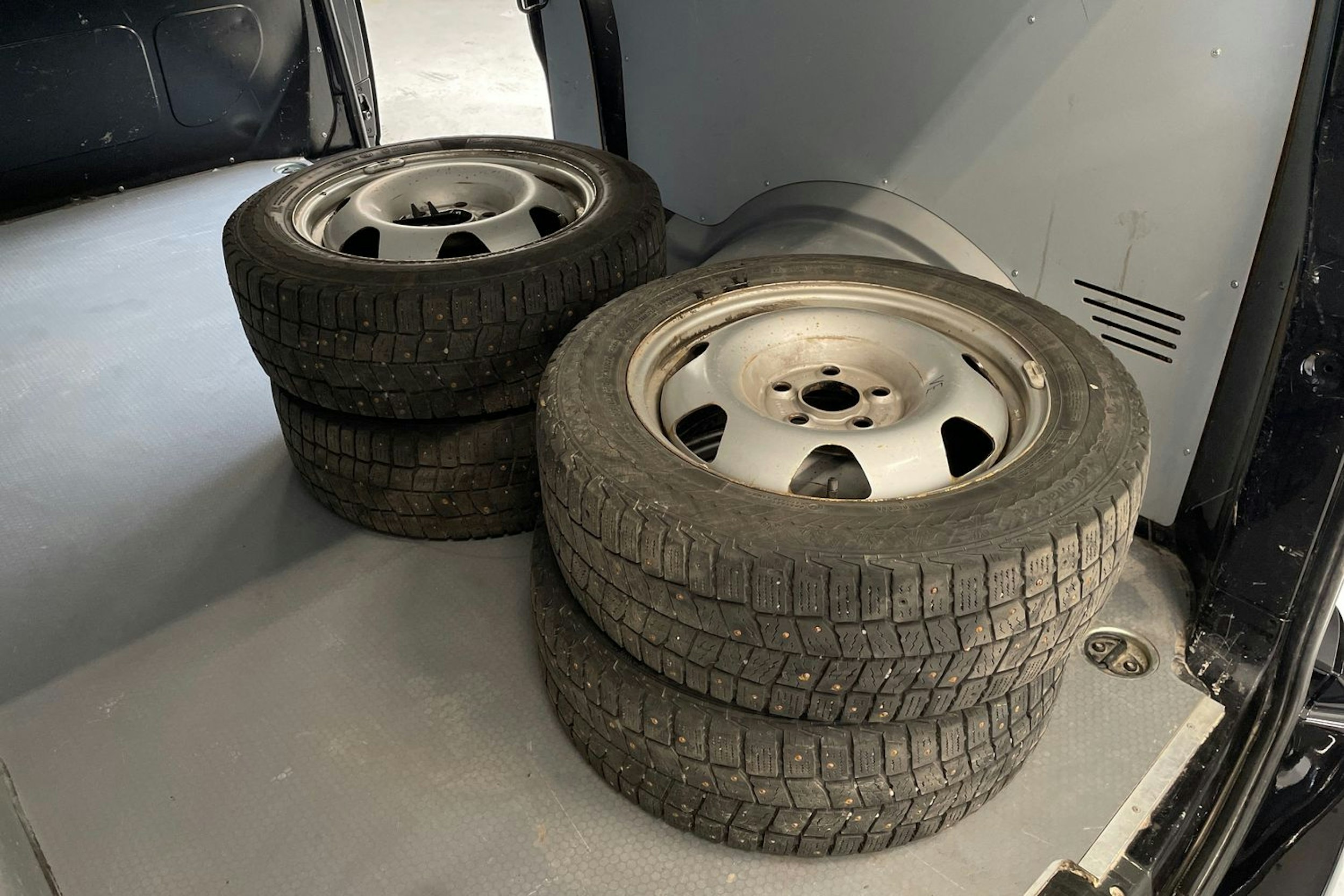 musta Volkswagen Transporter 2021 kuva 16.