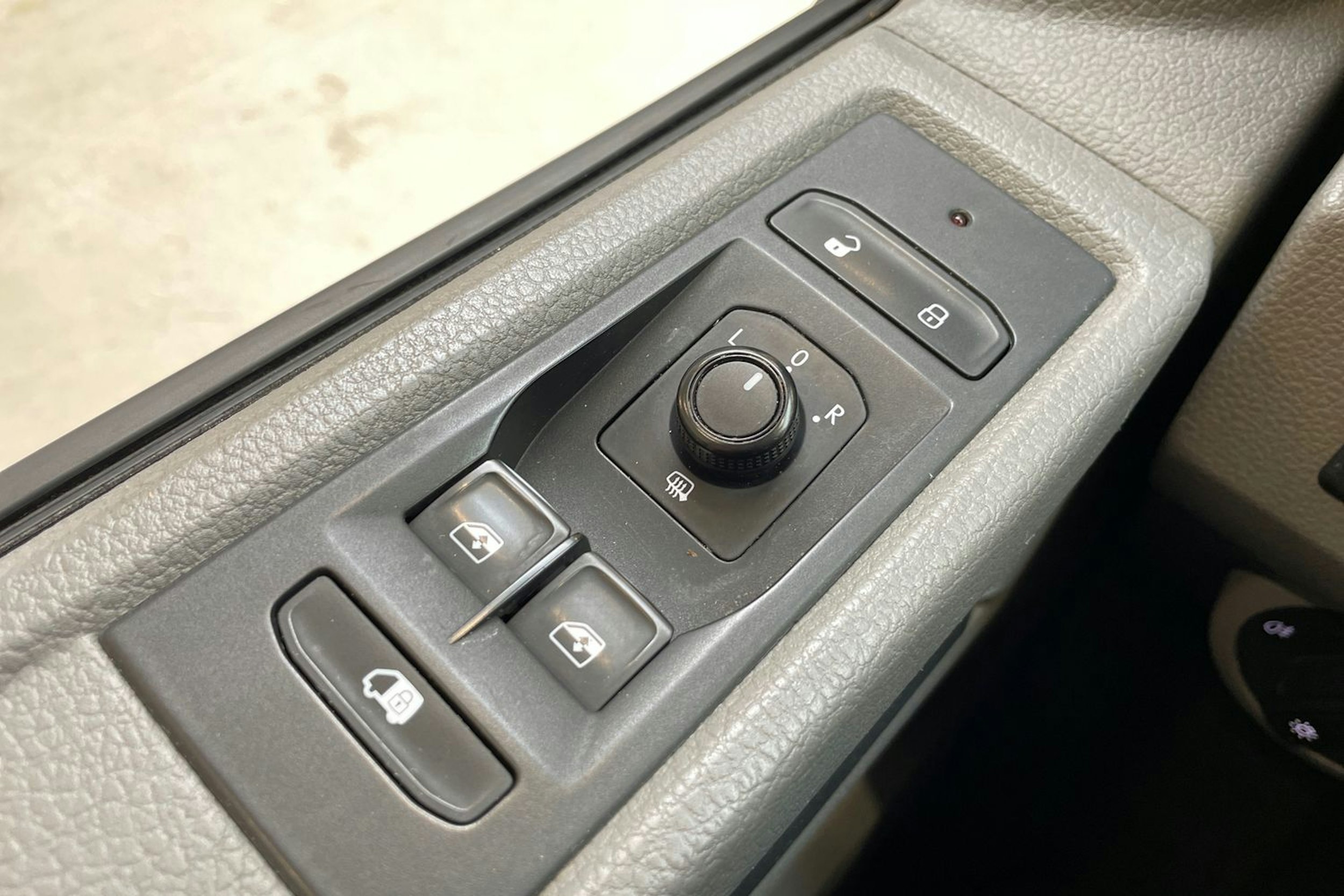 musta Volkswagen Transporter 2021 kuva 29.