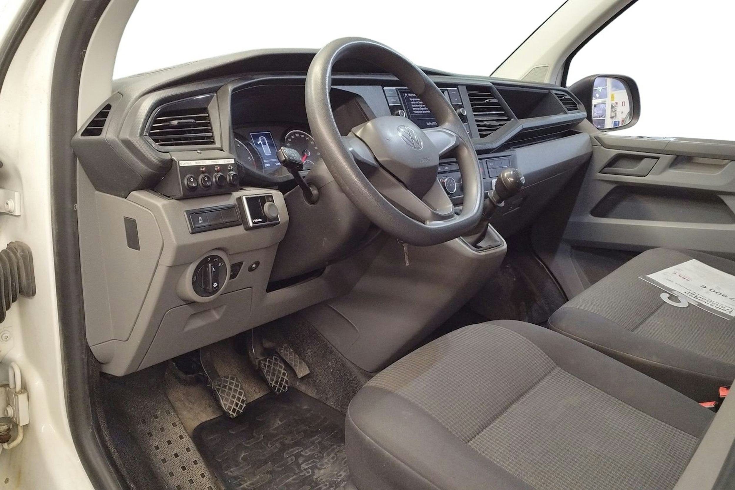 valkoinen Volkswagen Transporter 2021 kuva 3.