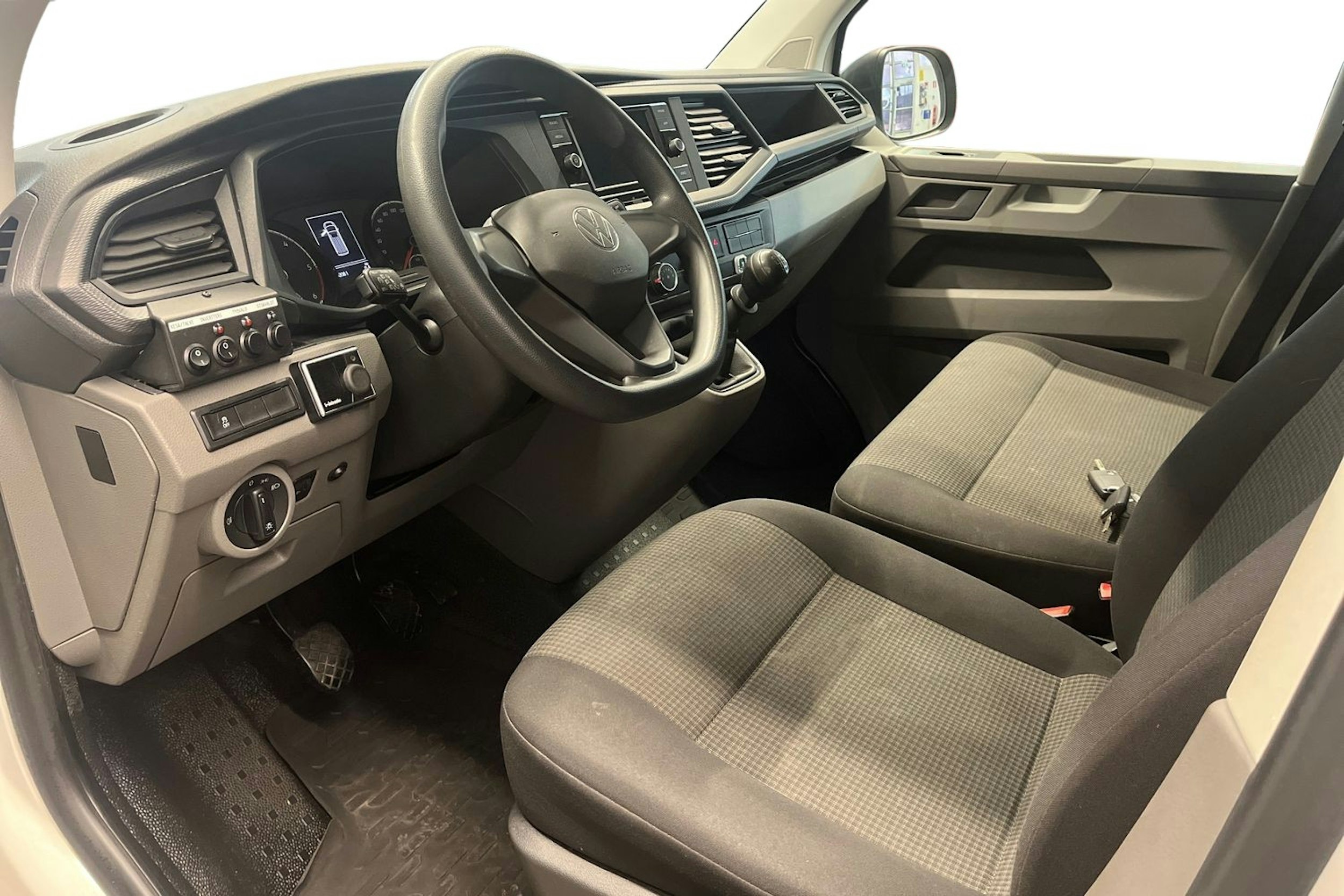 valkoinen Volkswagen Transporter 2021 kuva 6.