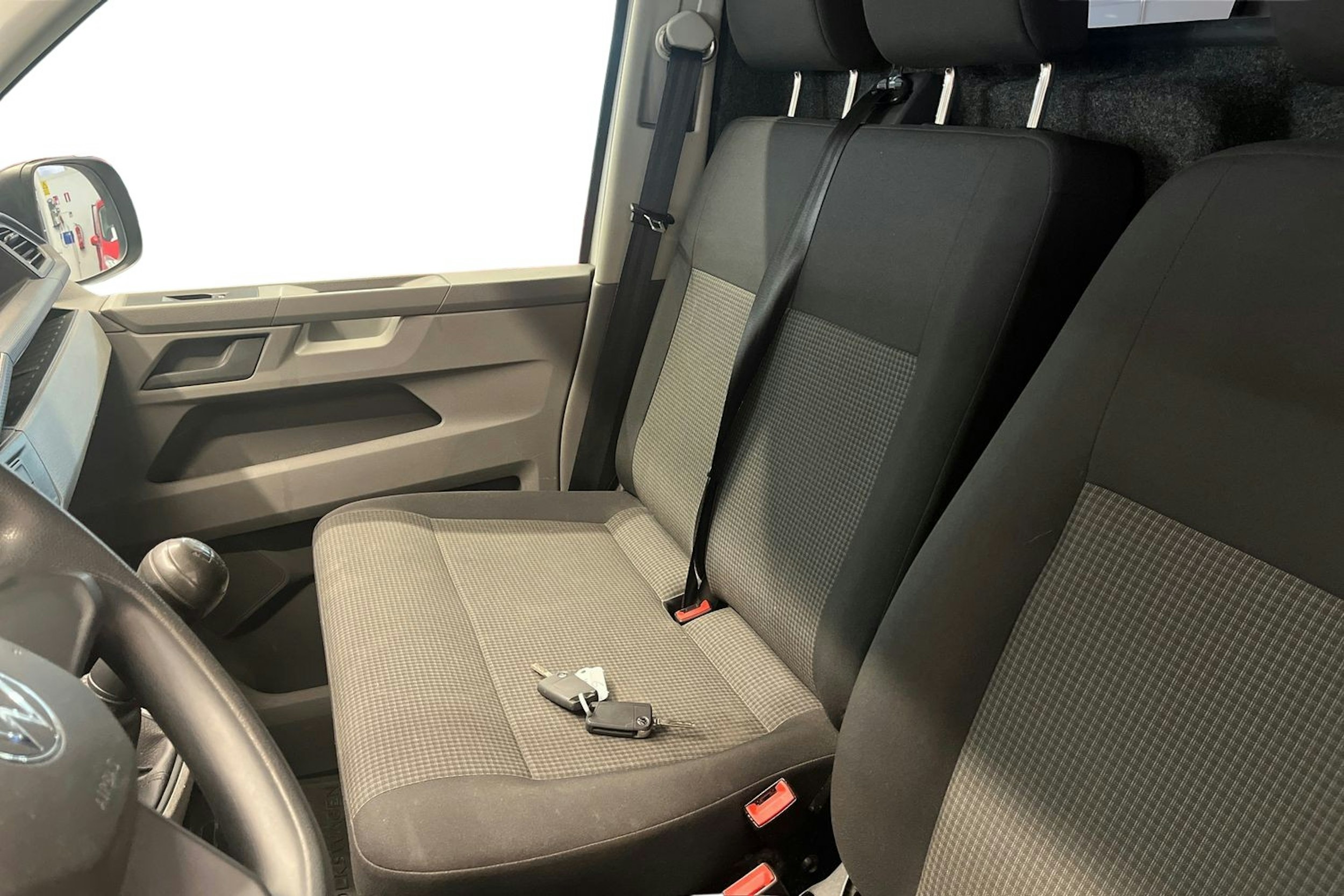 valkoinen Volkswagen Transporter 2021 kuva 8.