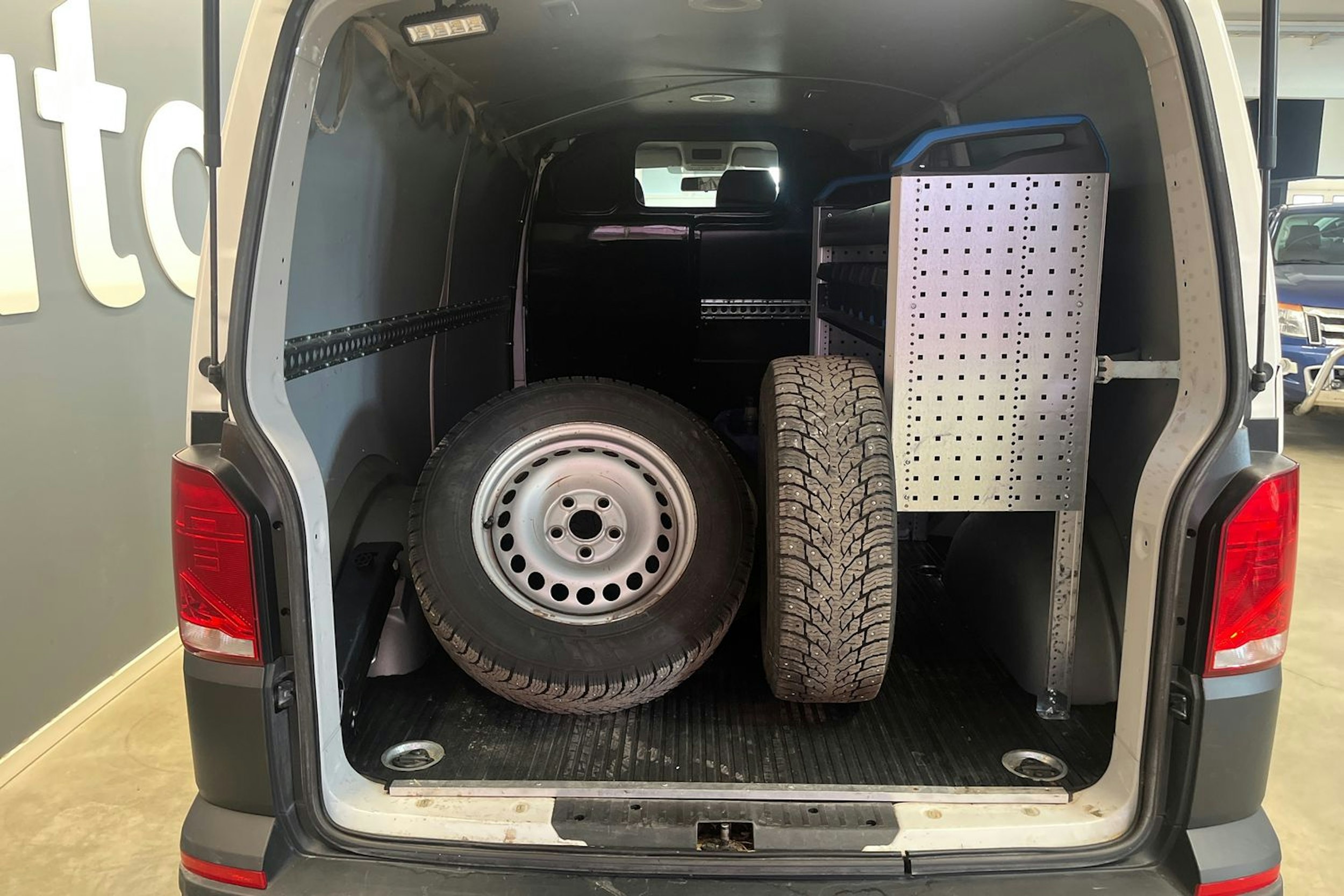valkoinen Volkswagen Transporter 2021 kuva 10.