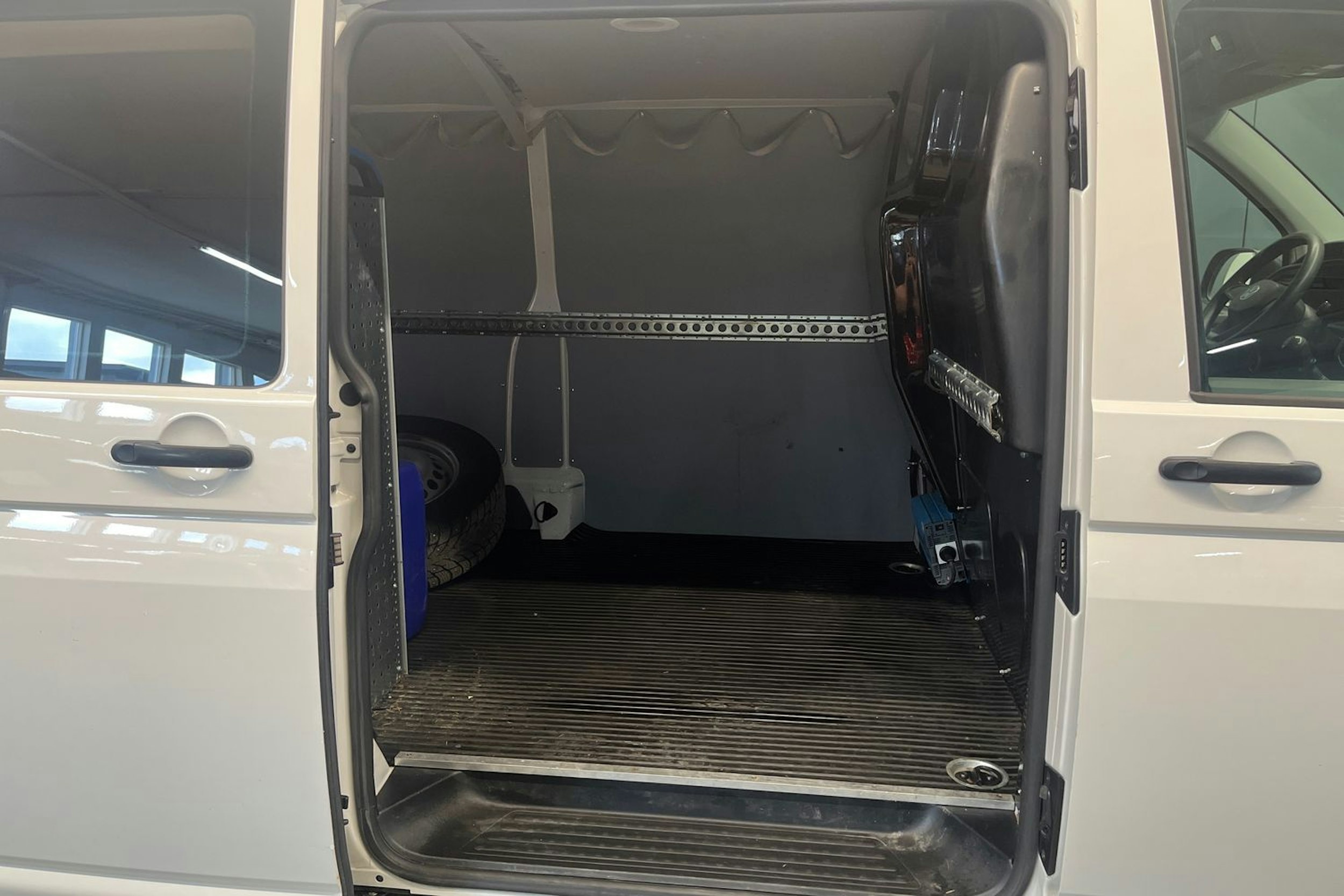 valkoinen Volkswagen Transporter 2021 kuva 13.