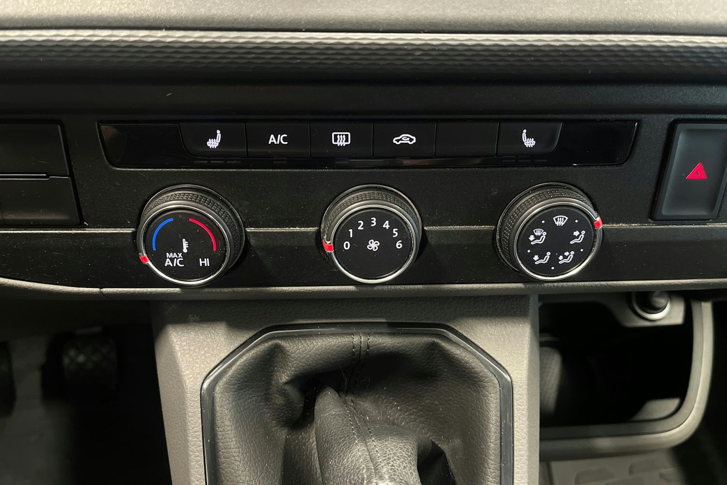 valkoinen Volkswagen Transporter 2021 kuva 22.