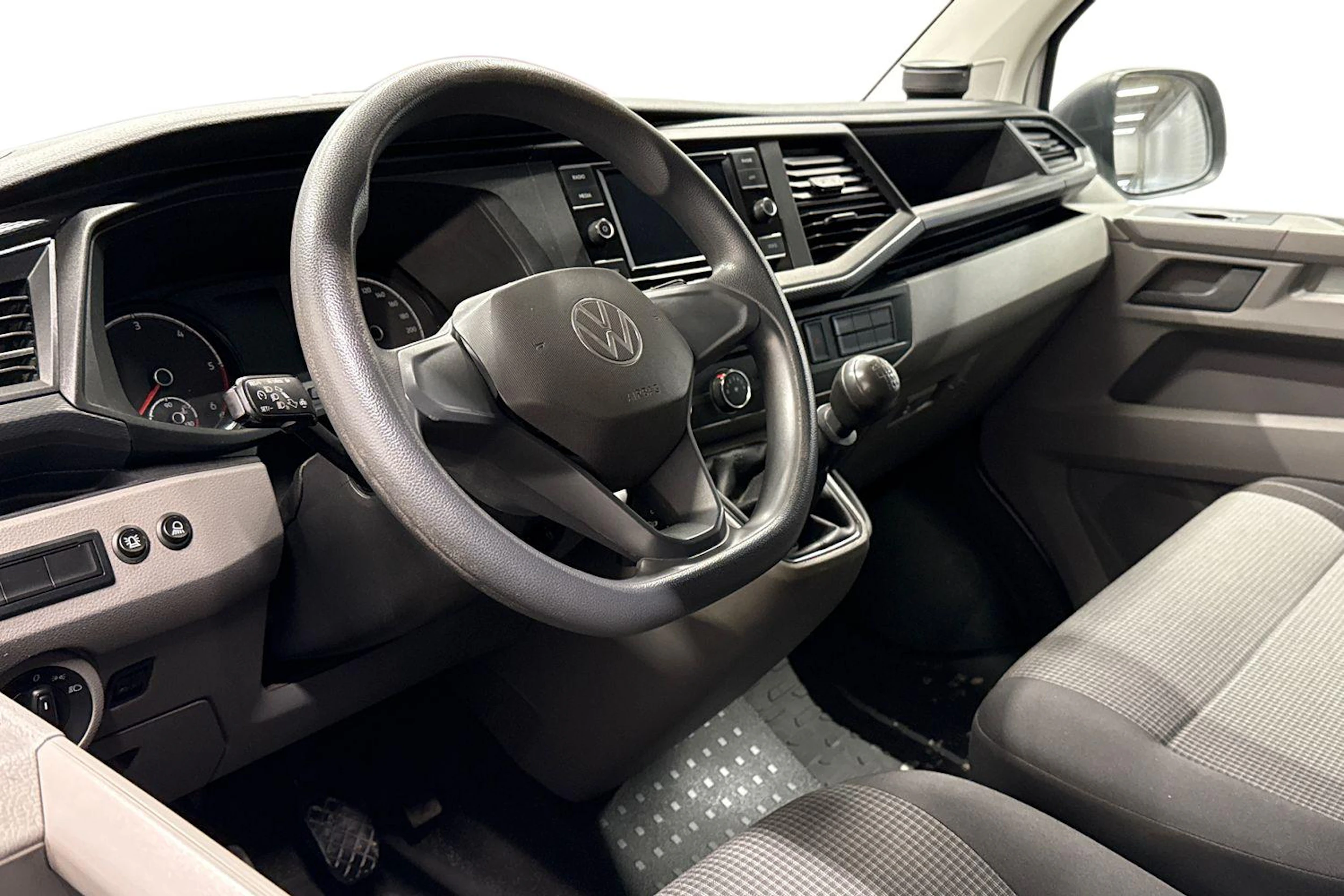 valkoinen Volkswagen Transporter 2021 kuva 6.