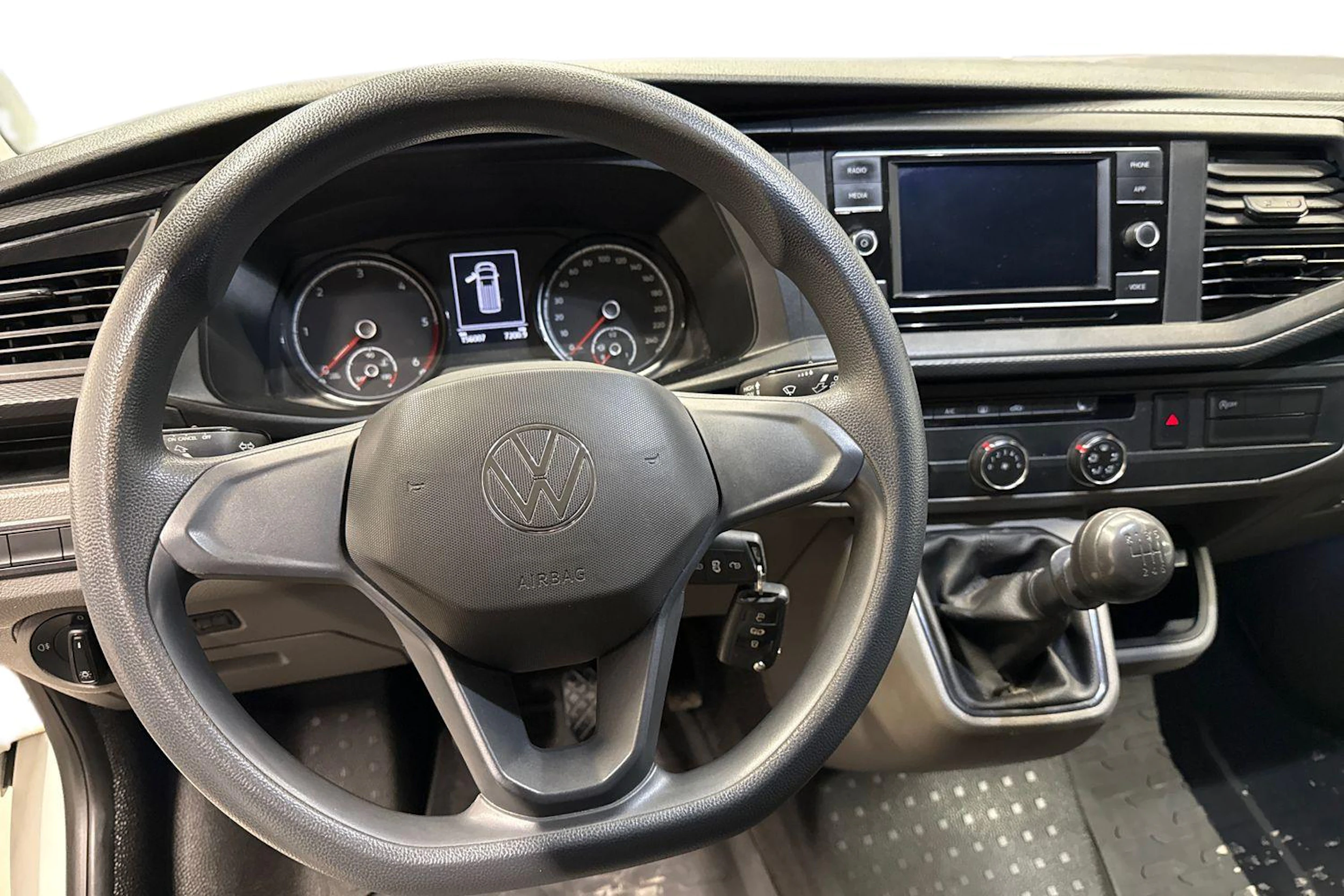 valkoinen Volkswagen Transporter 2021 kuva 7.