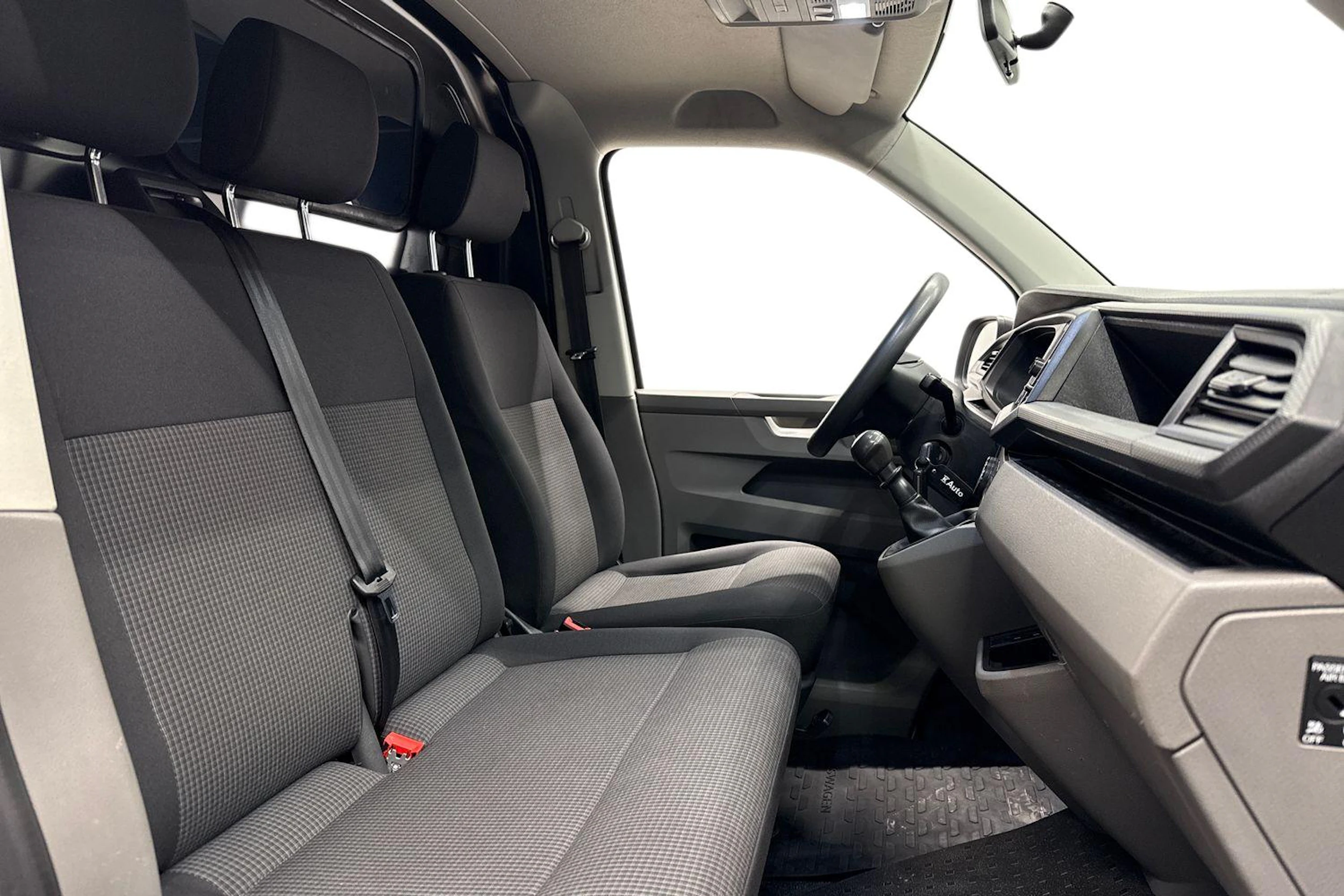 valkoinen Volkswagen Transporter 2021 kuva 8.