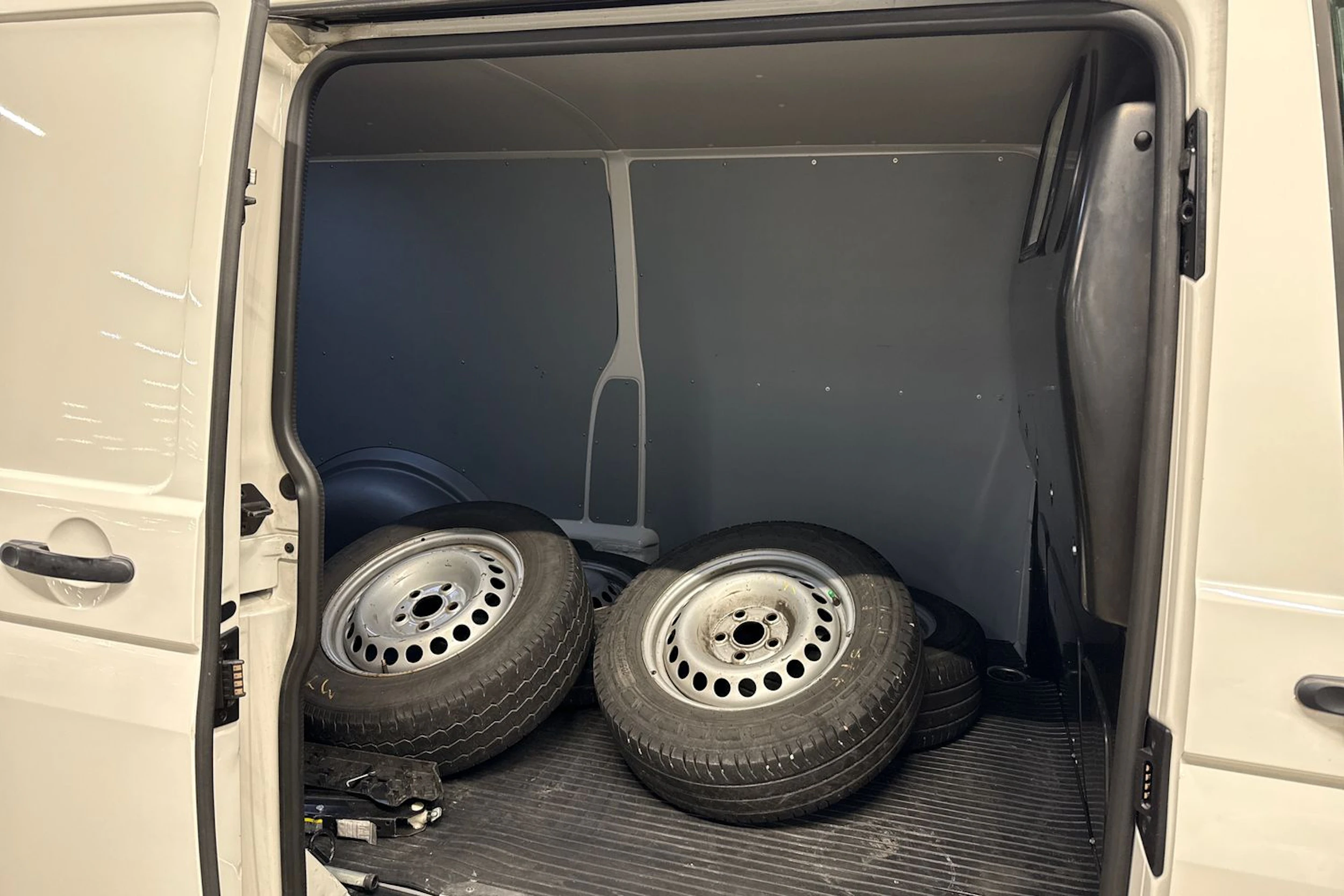 valkoinen Volkswagen Transporter 2021 kuva 10.