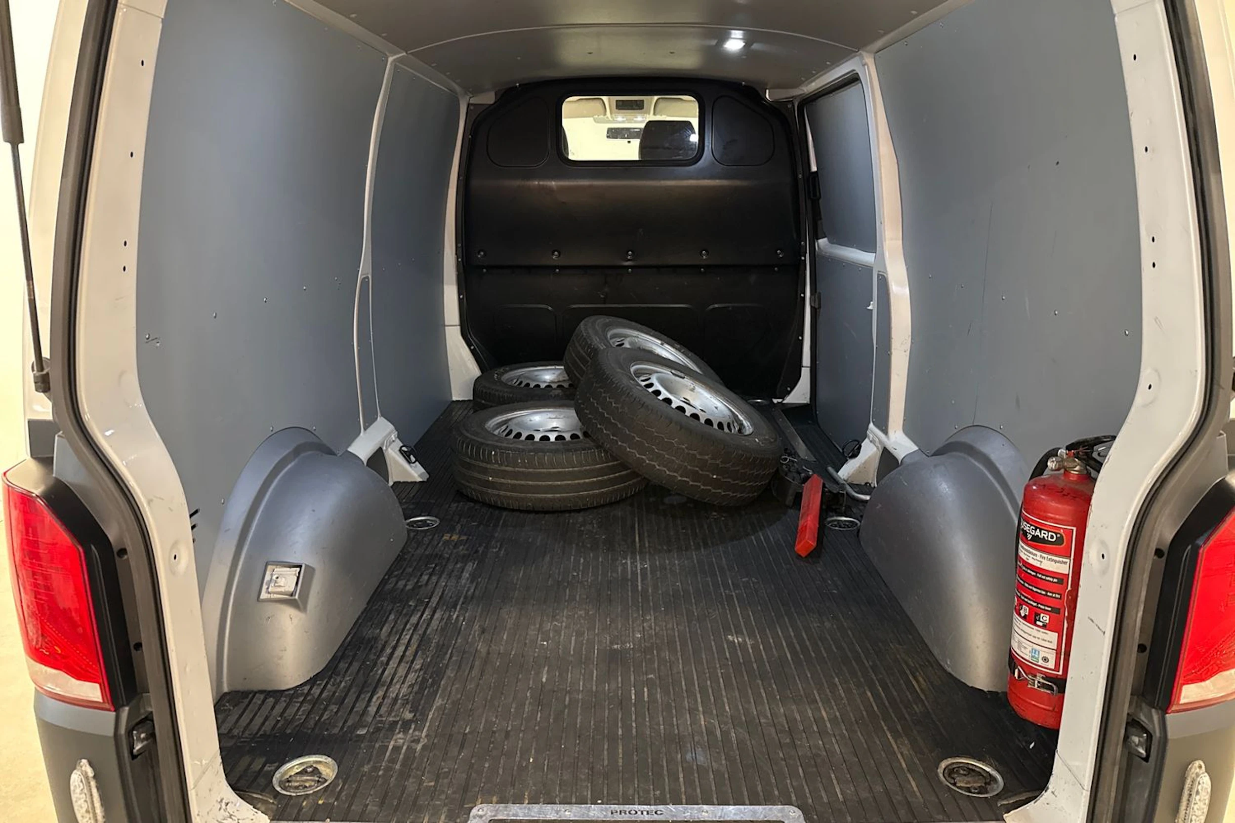 valkoinen Volkswagen Transporter 2021 kuva 11.