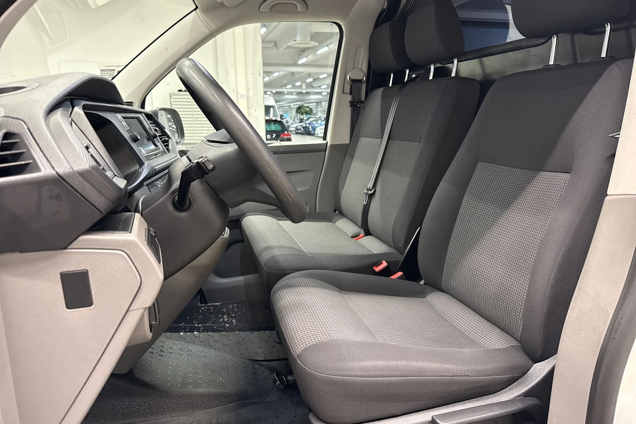 valkoinen Volkswagen Transporter 2021 kuva 14.