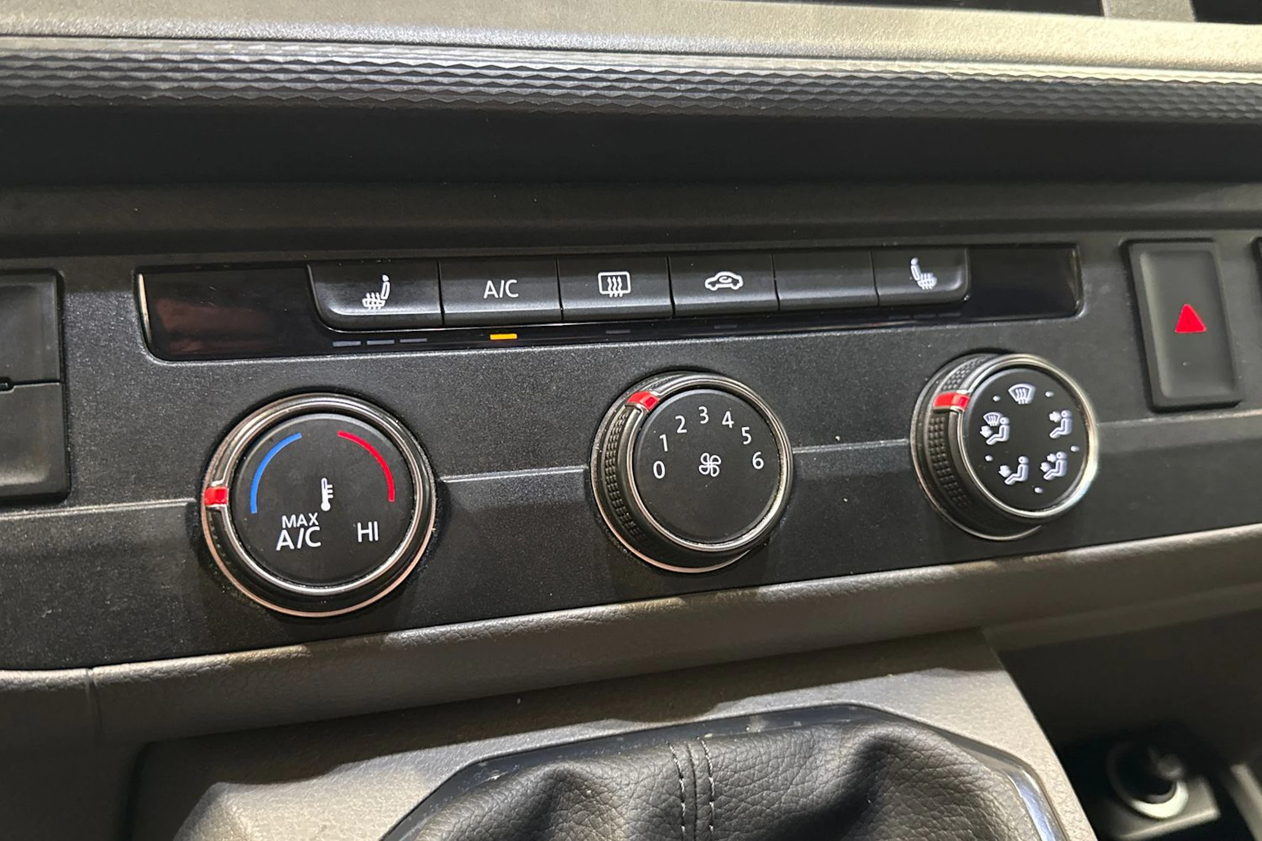 valkoinen Volkswagen Transporter 2021 kuva 19.