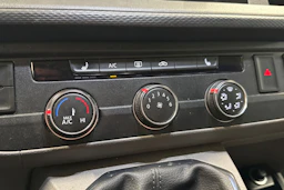 valkoinen Volkswagen Transporter 2021 kuva 19.