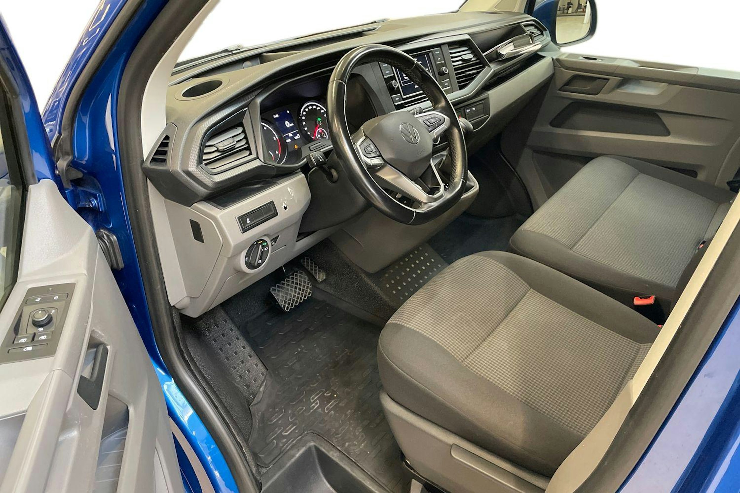 sininen Volkswagen Transporter 2021 kuva 7.