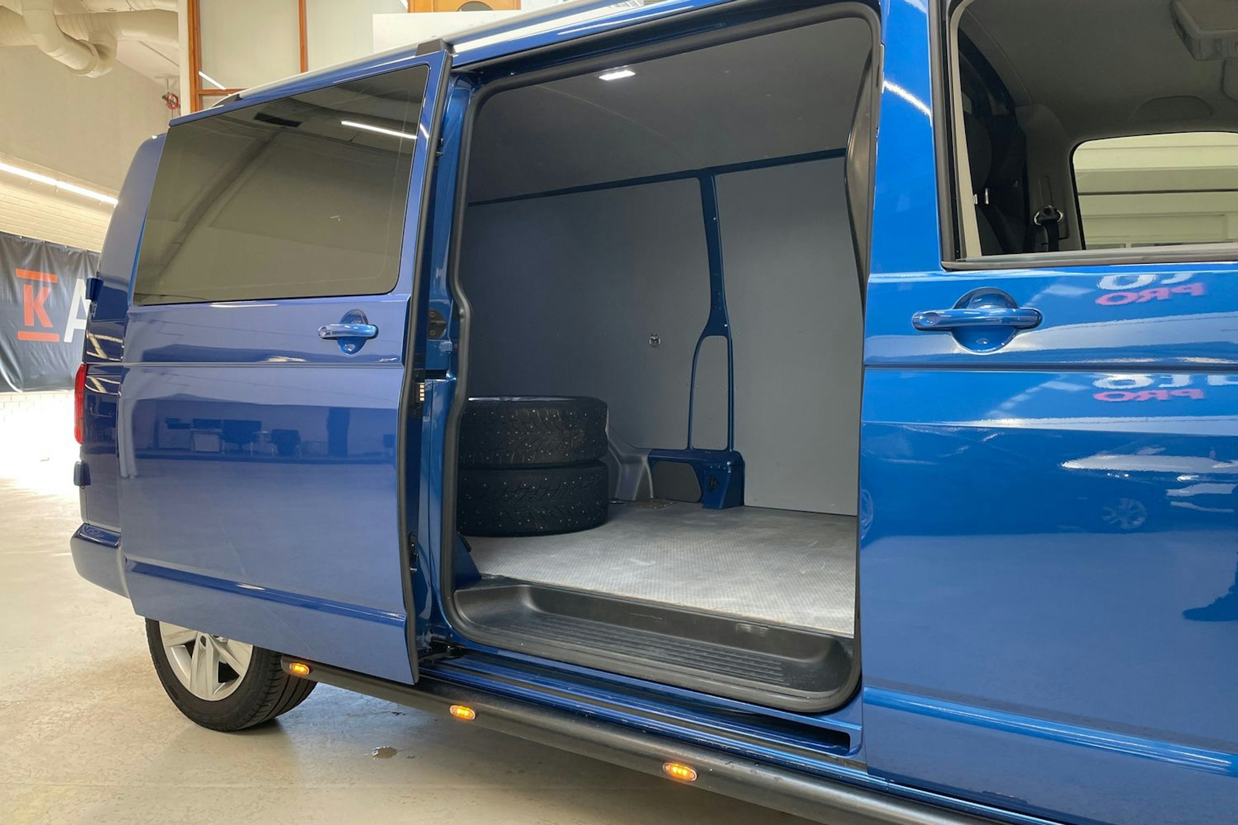 sininen Volkswagen Transporter 2021 kuva 16.