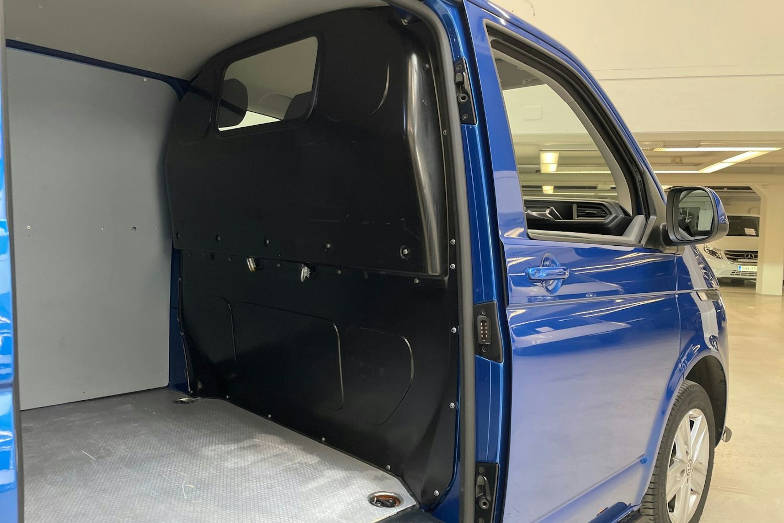 sininen Volkswagen Transporter 2021 kuva 17.