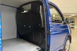 sininen Volkswagen Transporter 2021 kuva 17.