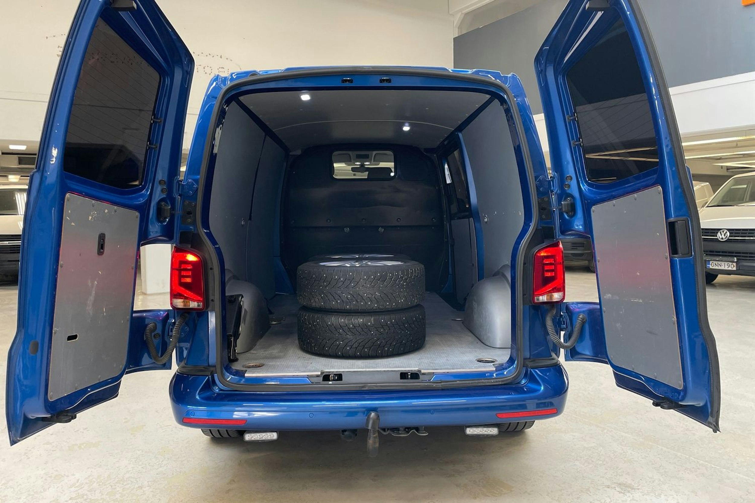 sininen Volkswagen Transporter 2021 kuva 18.