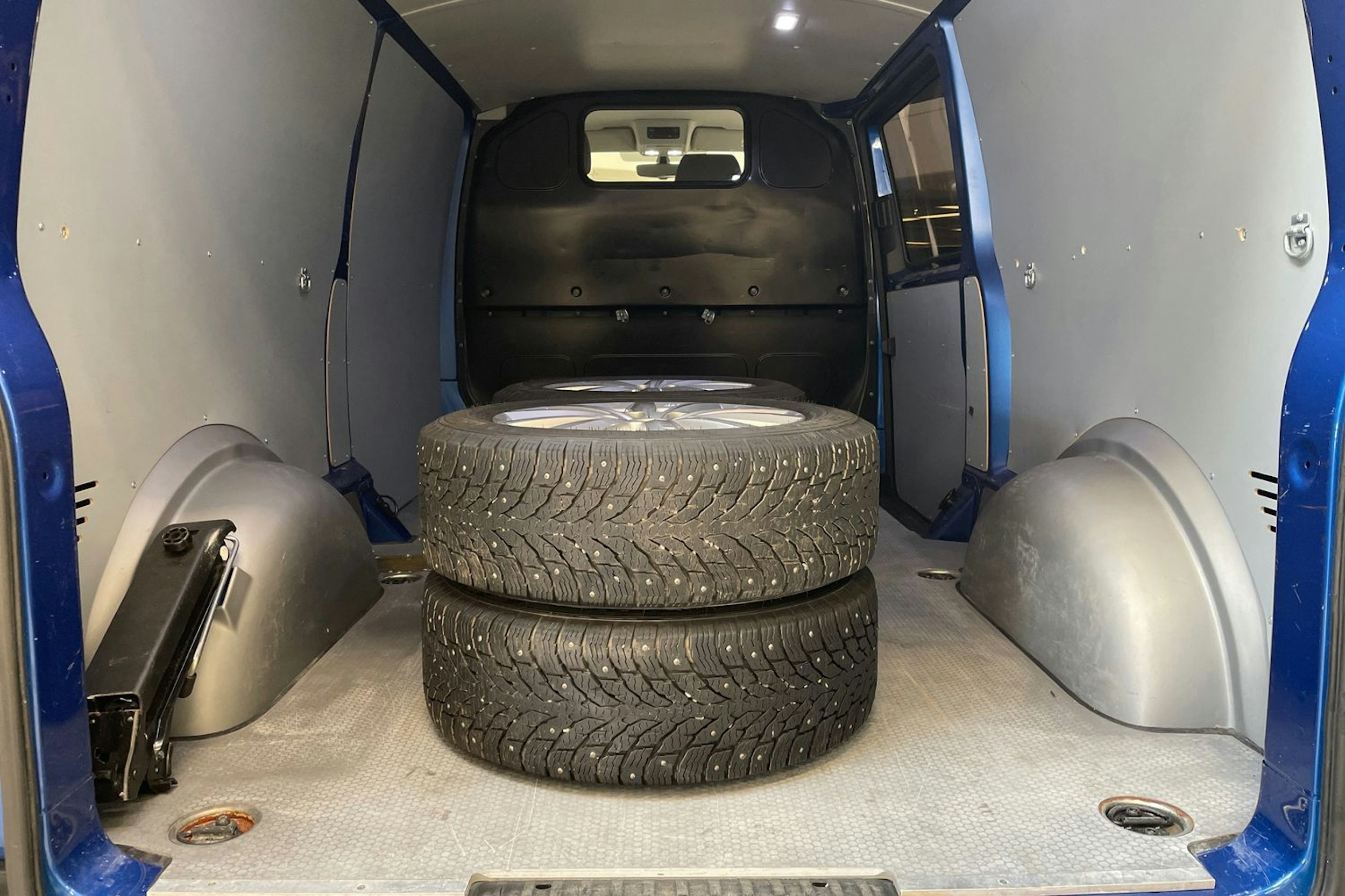 sininen Volkswagen Transporter 2021 kuva 19.