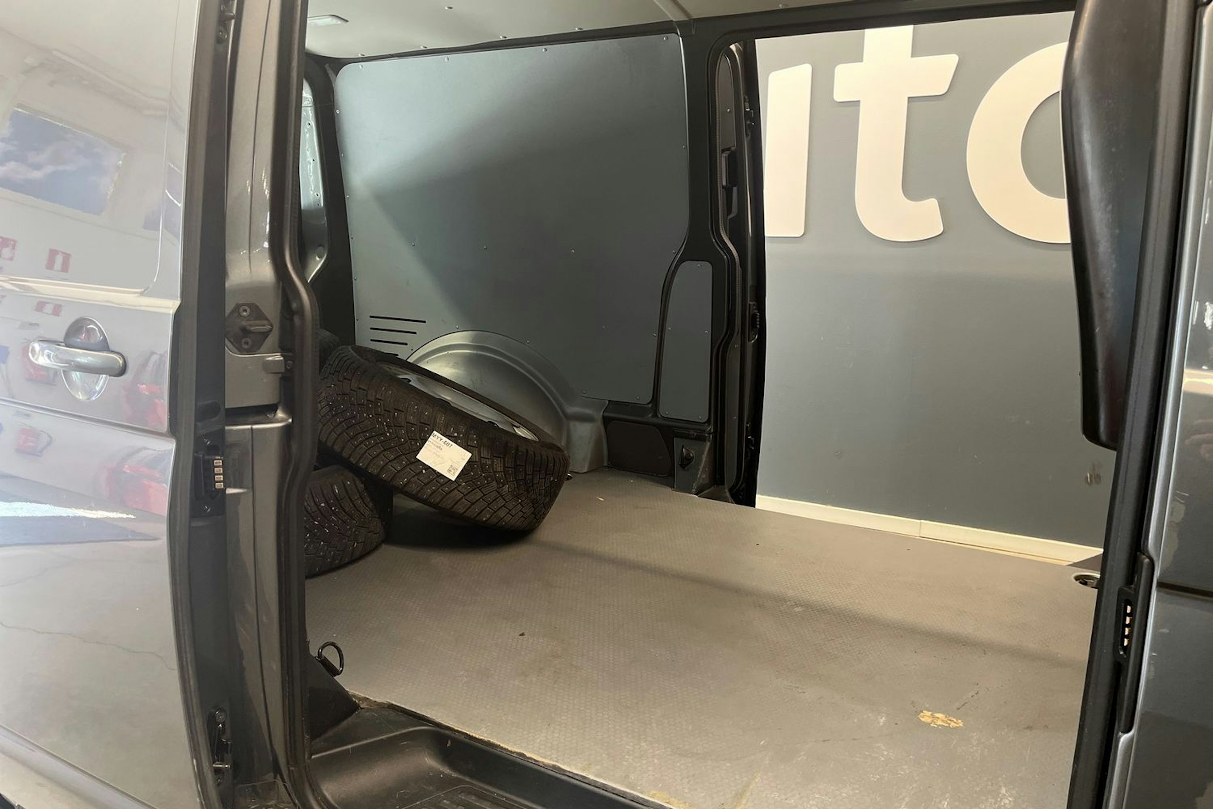 Harmaa Volkswagen Transporter 2021 kuva 13.