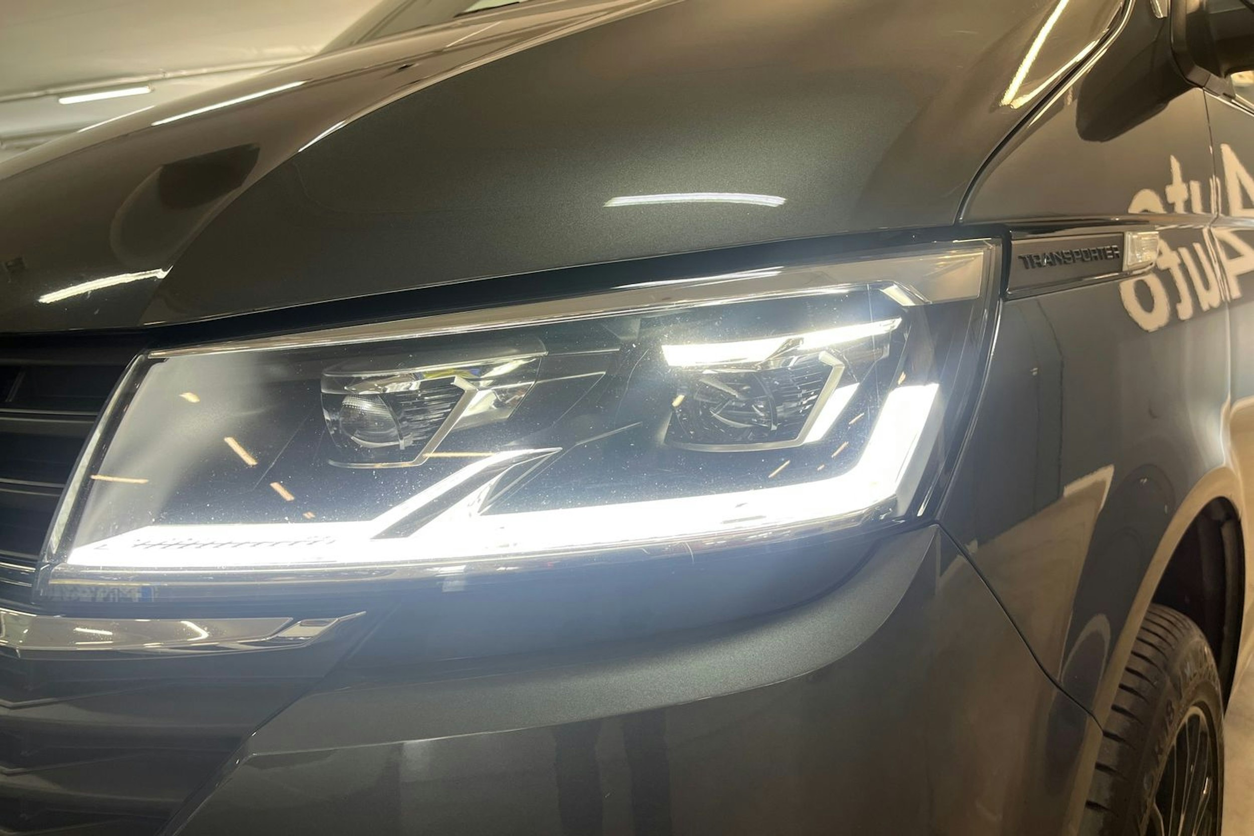 Harmaa Volkswagen Transporter 2021 kuva 23.