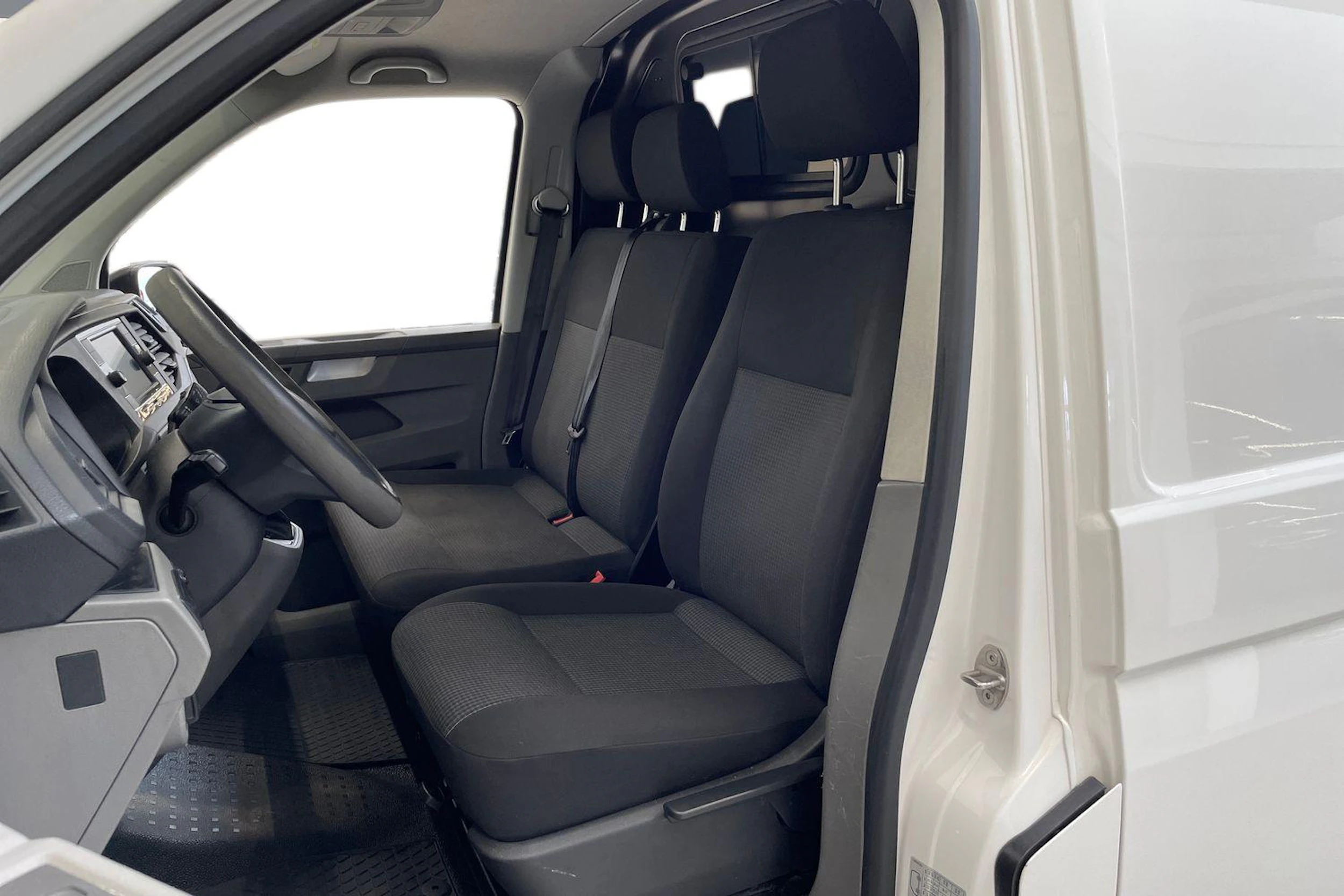 valkoinen Volkswagen Transporter 2021 kuva 6.