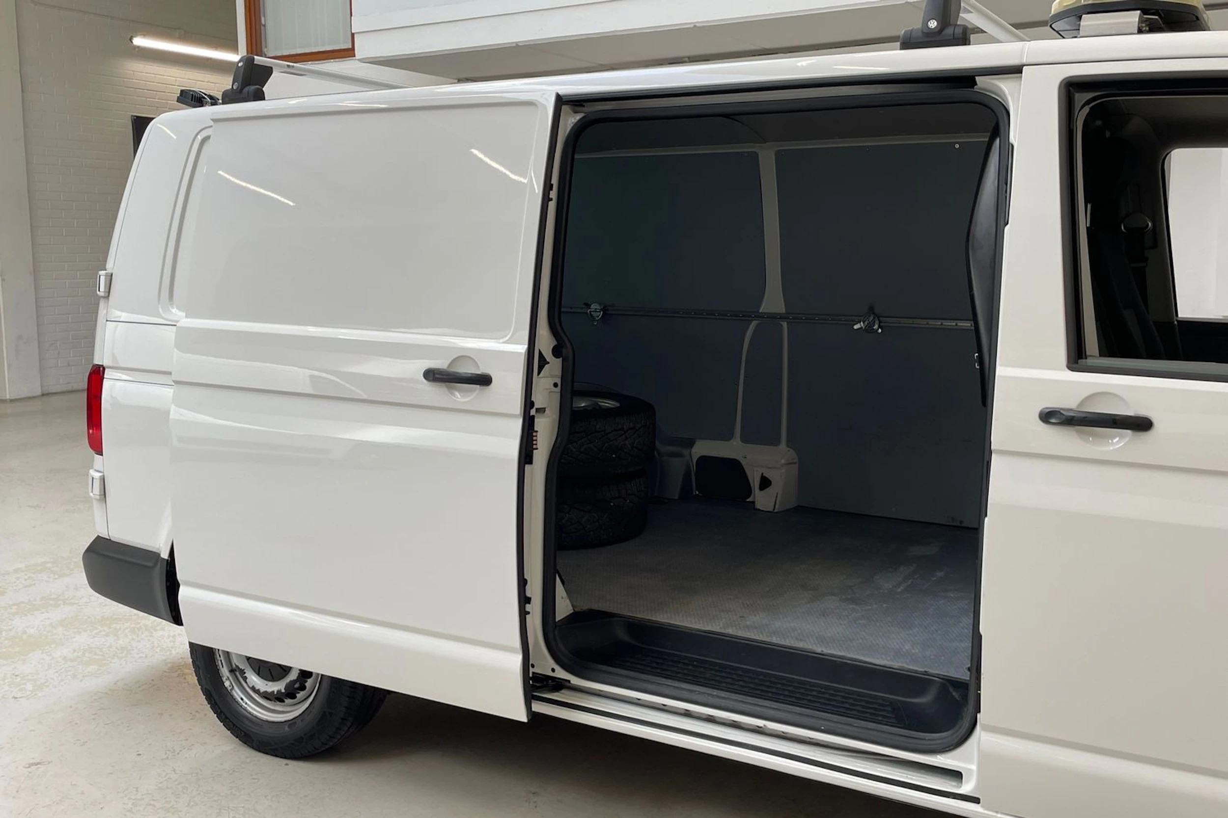 valkoinen Volkswagen Transporter 2021 kuva 9.