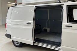 valkoinen Volkswagen Transporter 2021 kuva 9.