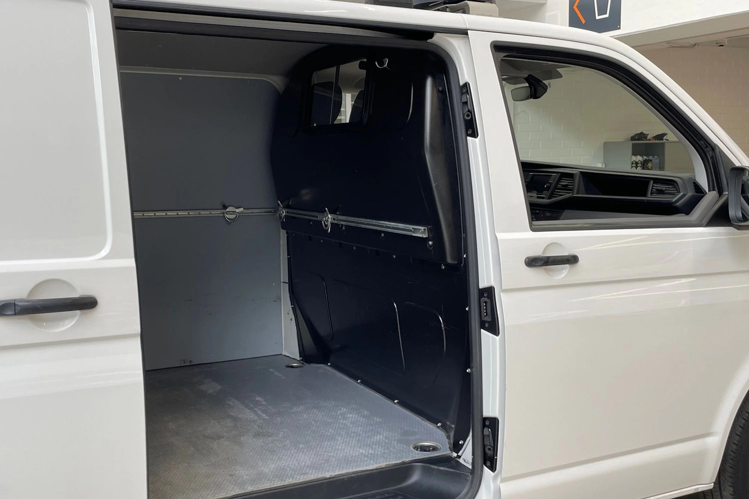valkoinen Volkswagen Transporter 2021 kuva 10.