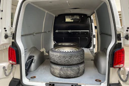 valkoinen Volkswagen Transporter 2021 kuva 12.