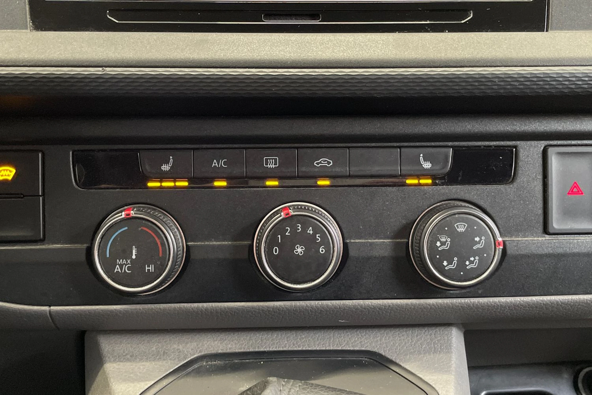 valkoinen Volkswagen Transporter 2021 kuva 23.