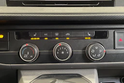 valkoinen Volkswagen Transporter 2021 kuva 23.