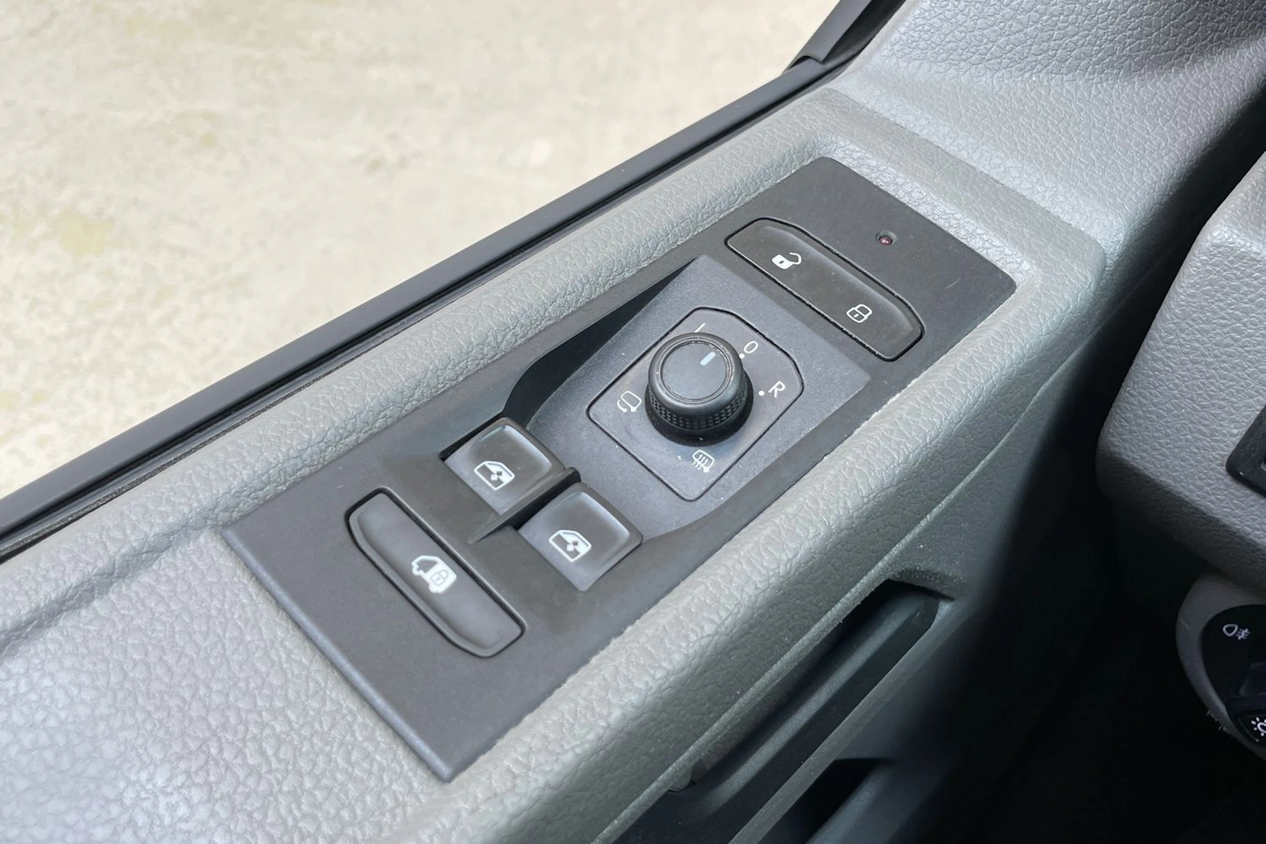 valkoinen Volkswagen Transporter 2021 kuva 25.