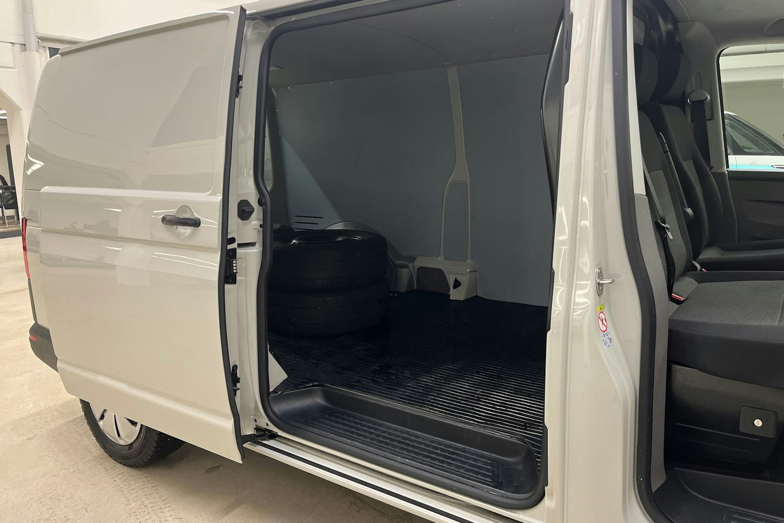 harmaa Volkswagen Transporter 2021 kuva 13.