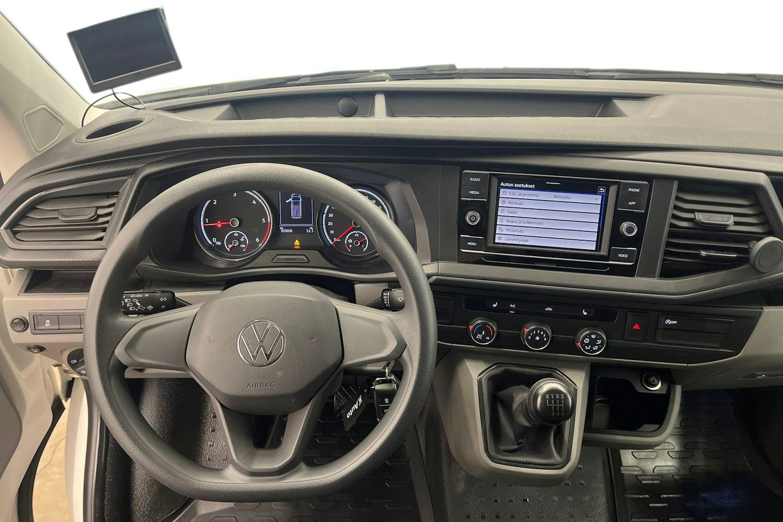 Valkoinen Volkswagen Transporter 2021 kuva 9.