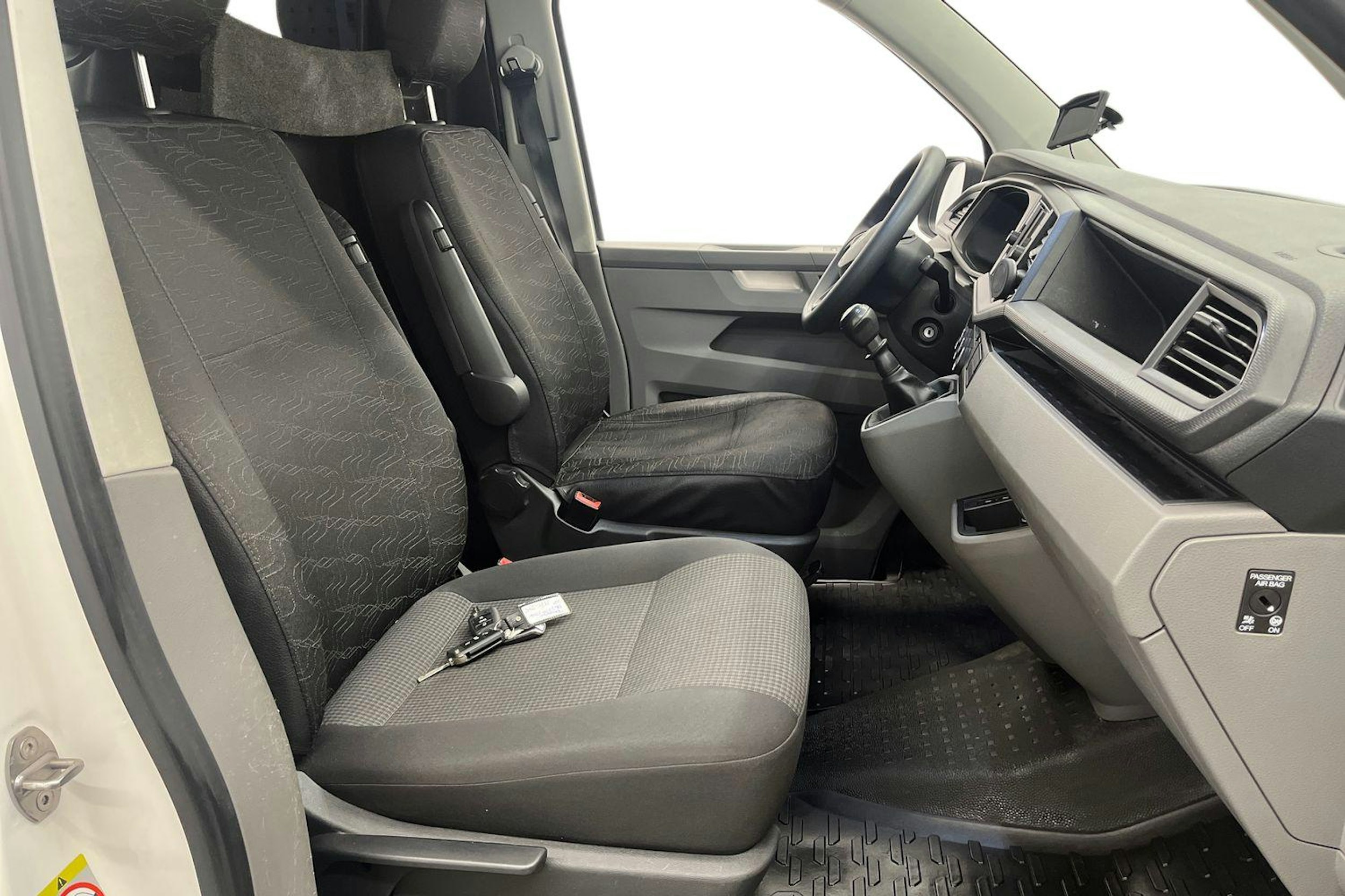 Valkoinen Volkswagen Transporter 2021 kuva 10.