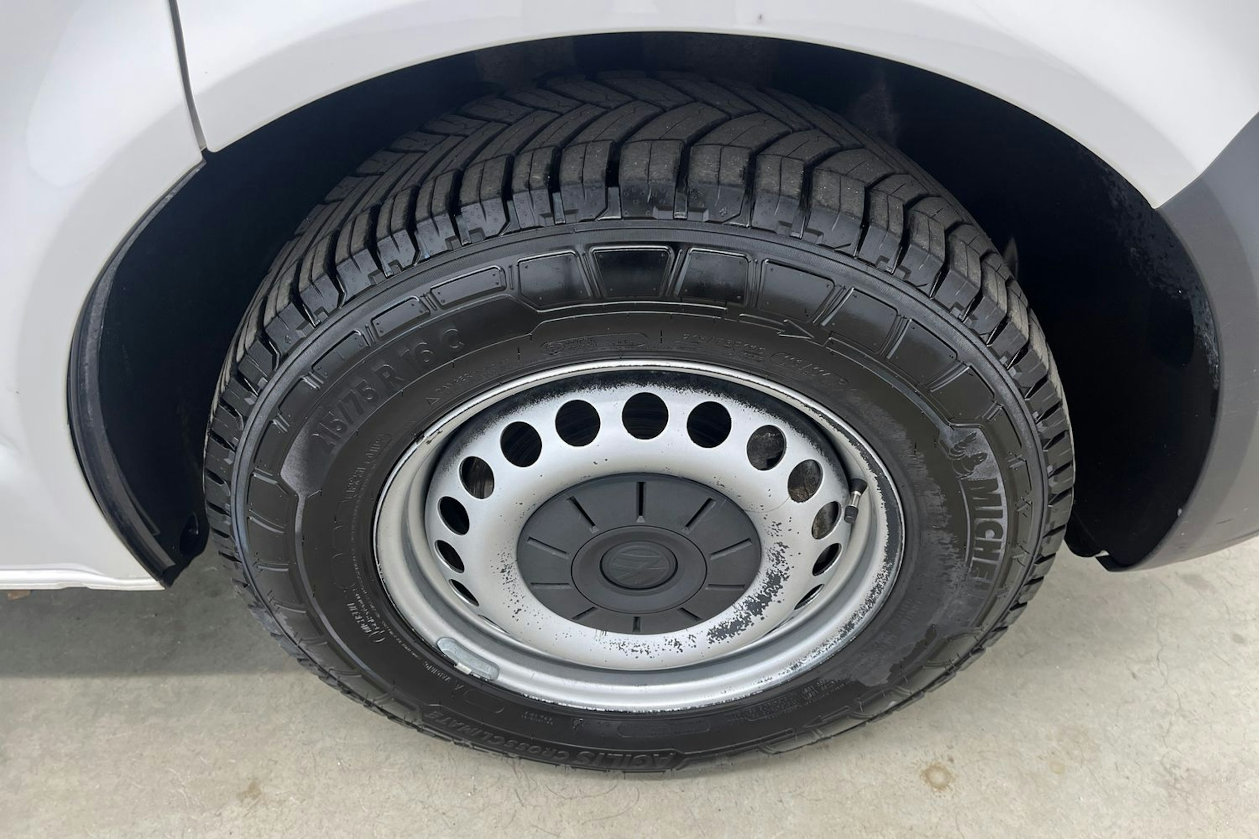 Valkoinen Volkswagen Transporter 2021 kuva 11.