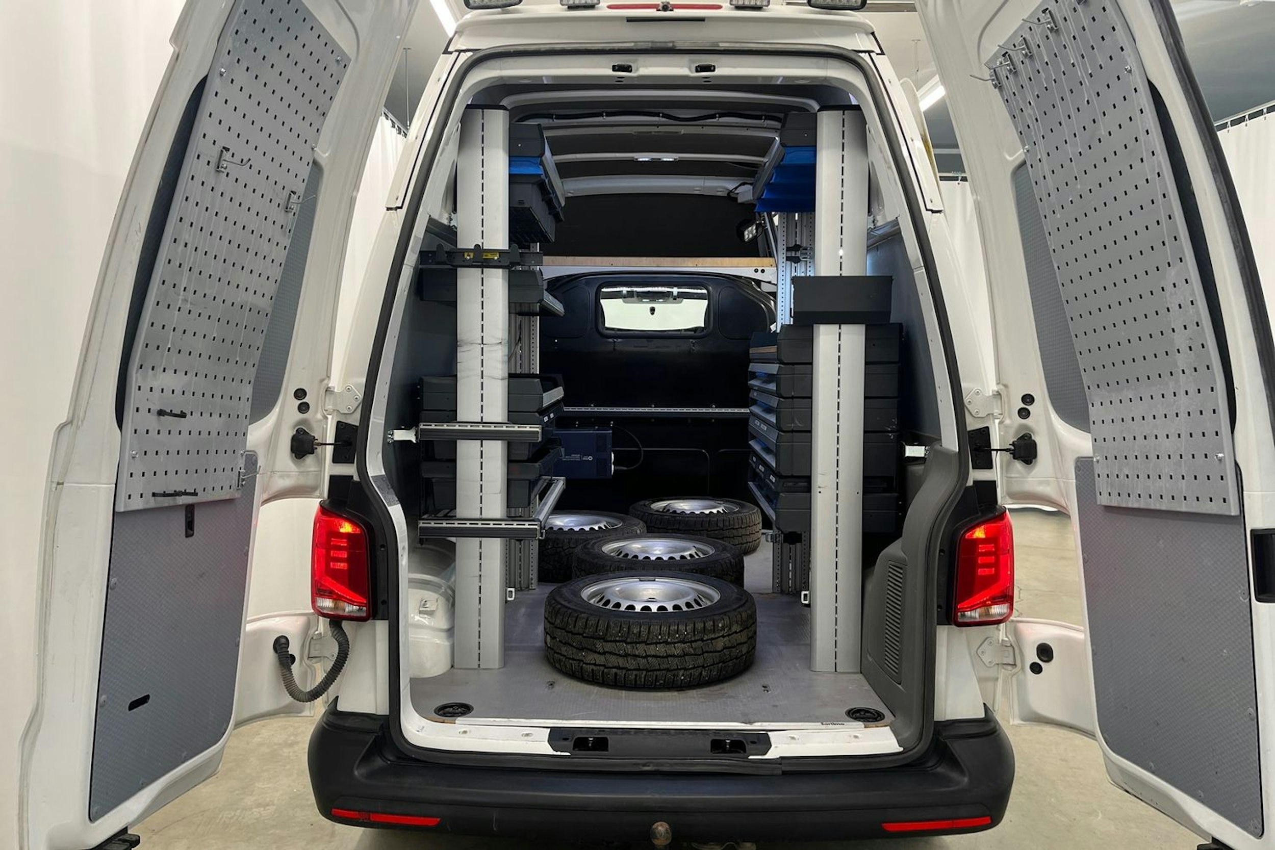 Valkoinen Volkswagen Transporter 2021 kuva 14.