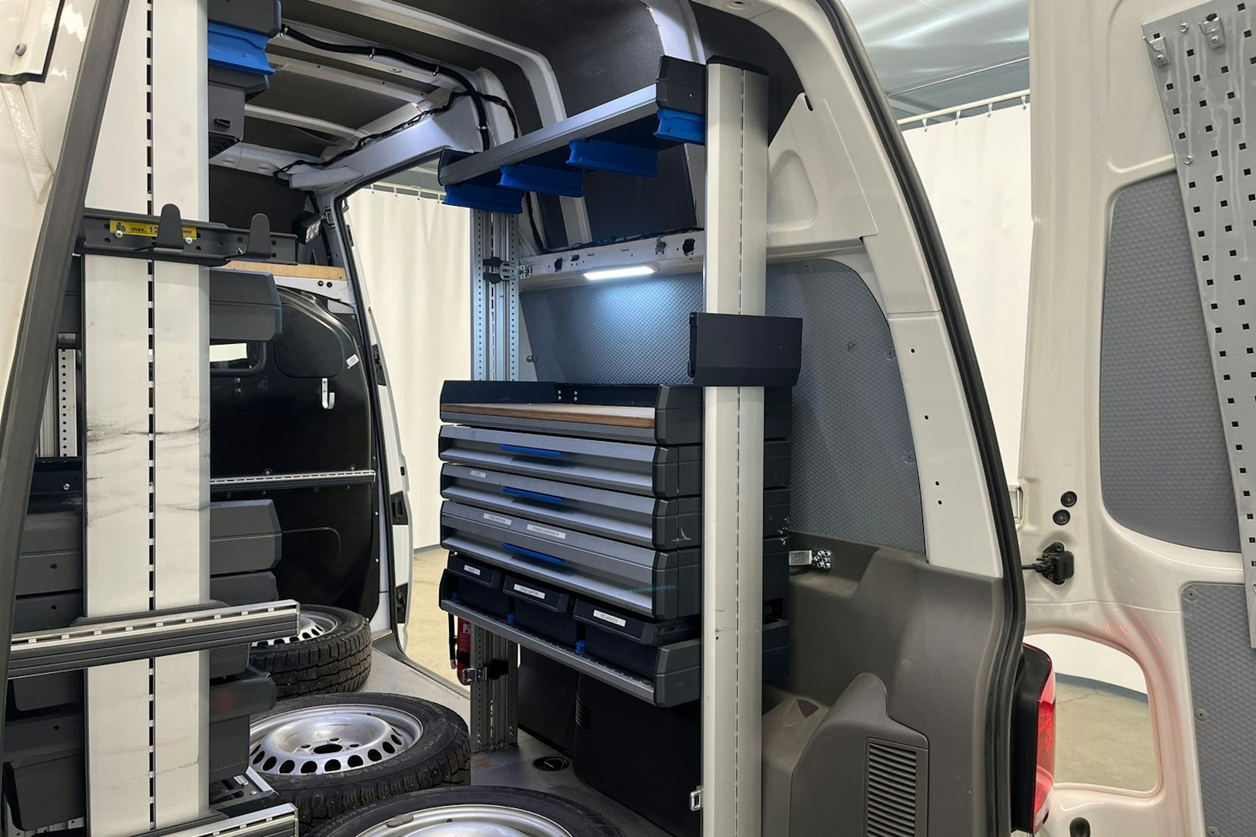 Valkoinen Volkswagen Transporter 2021 kuva 15.