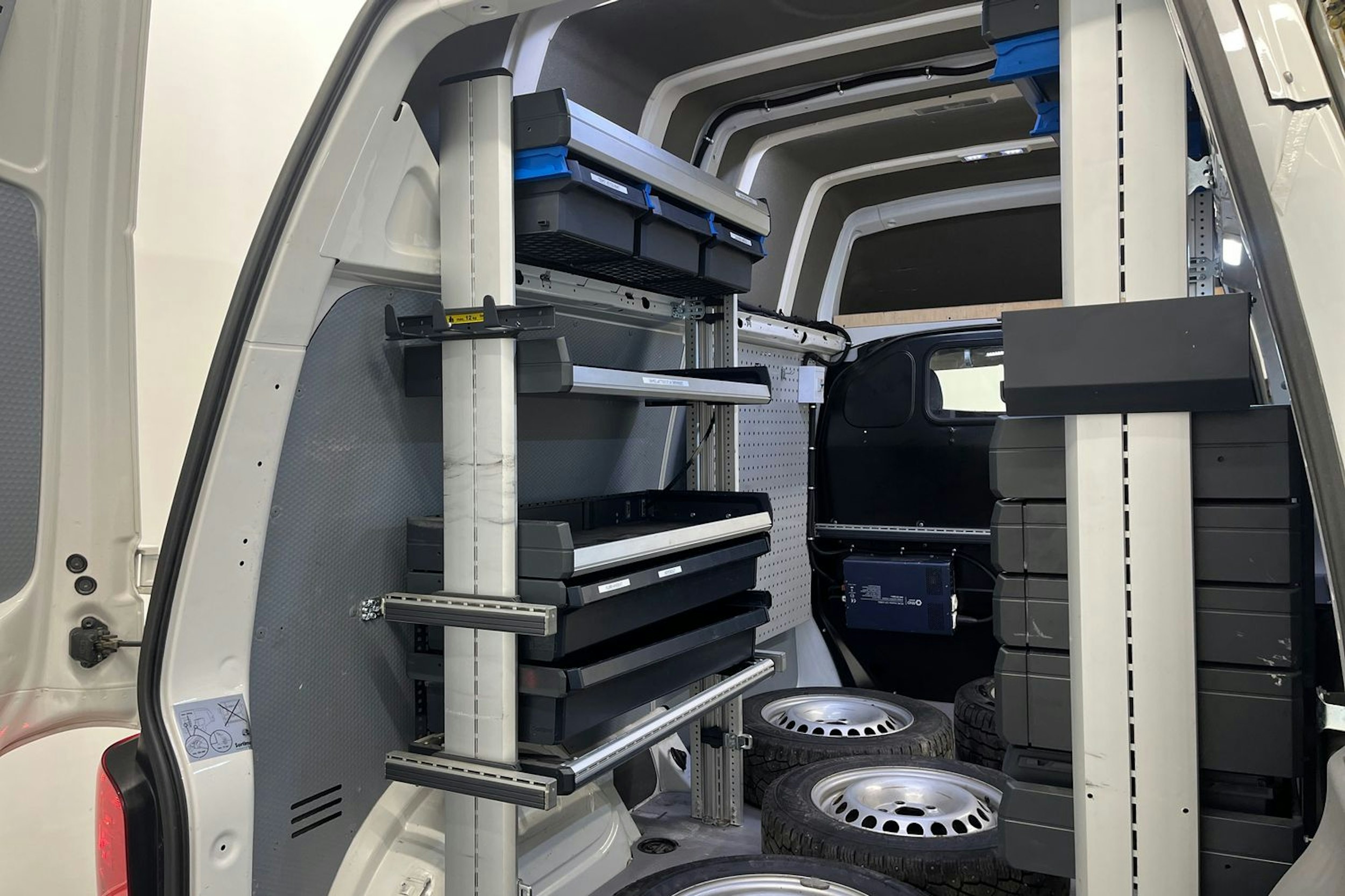 Valkoinen Volkswagen Transporter 2021 kuva 16.