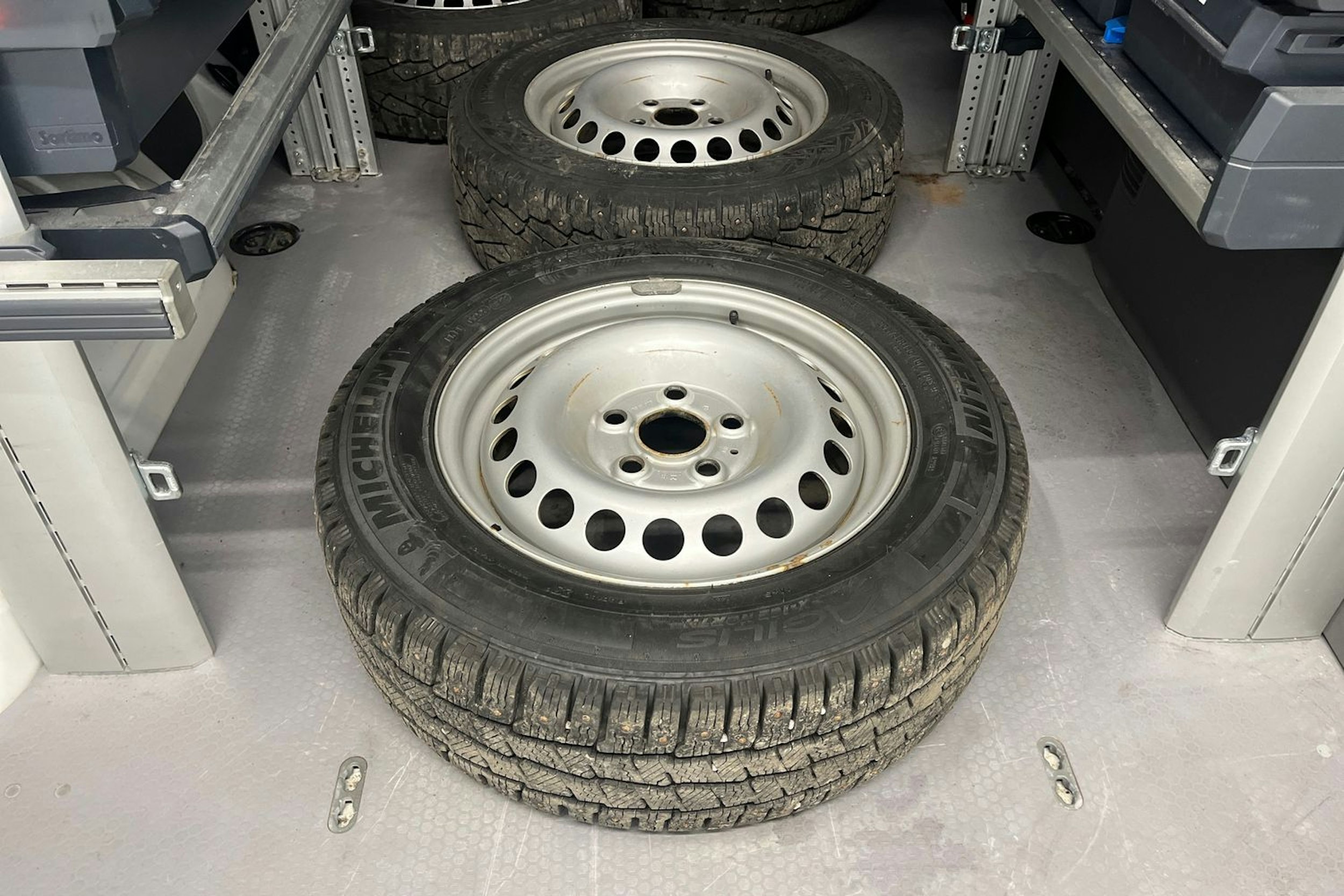 Valkoinen Volkswagen Transporter 2021 kuva 17.