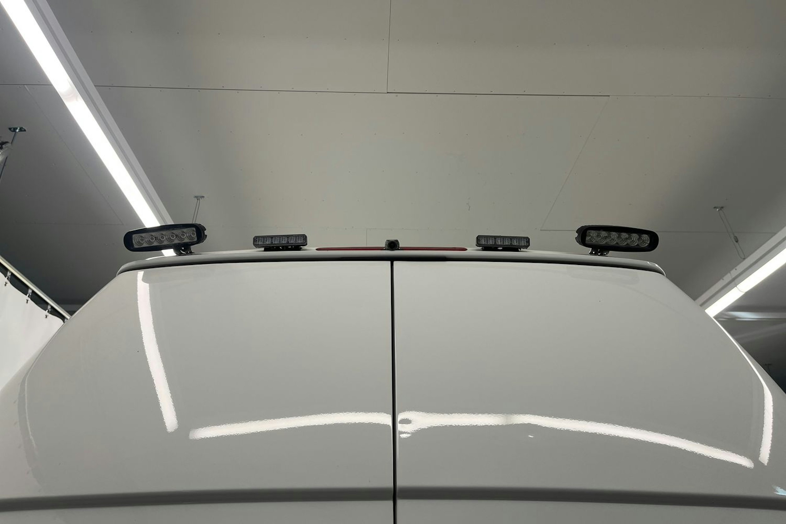 Valkoinen Volkswagen Transporter 2021 kuva 18.