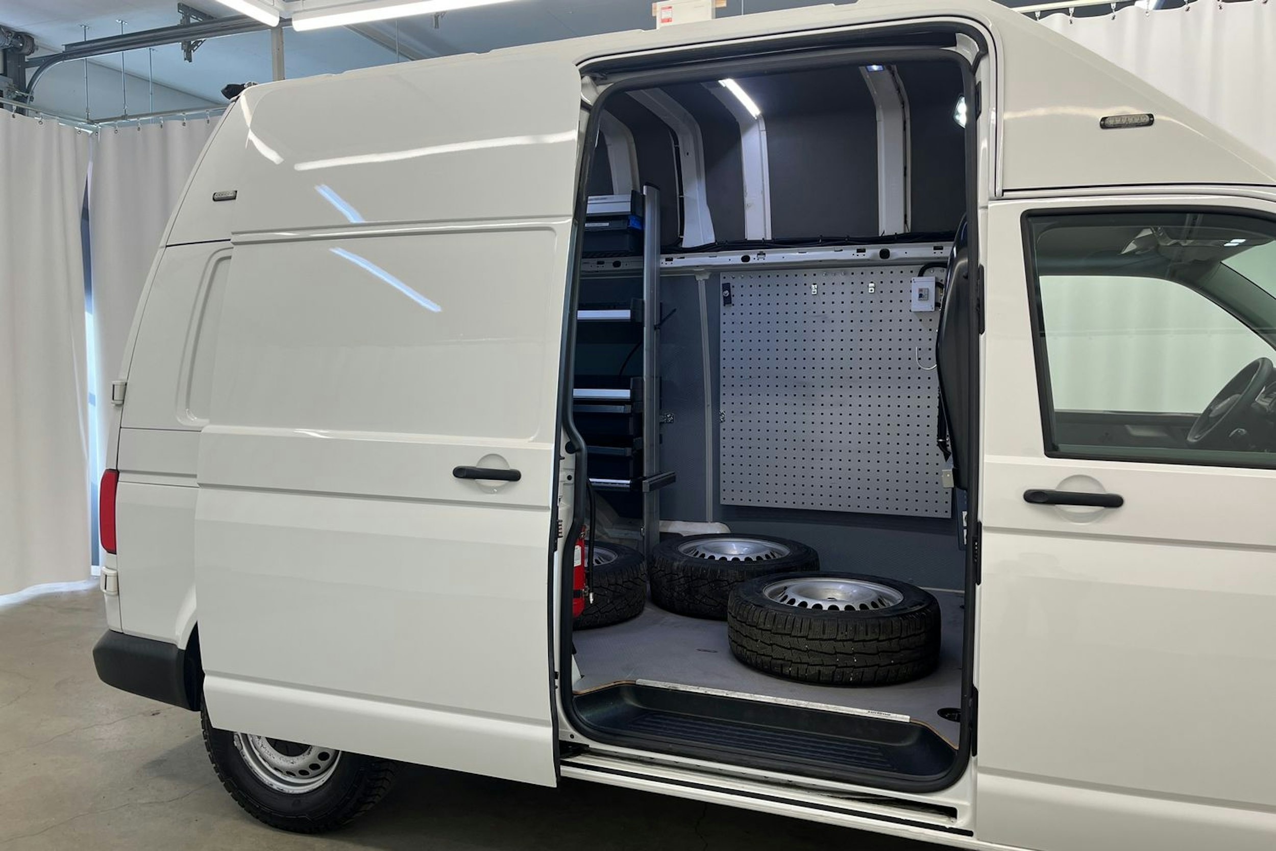 Valkoinen Volkswagen Transporter 2021 kuva 19.