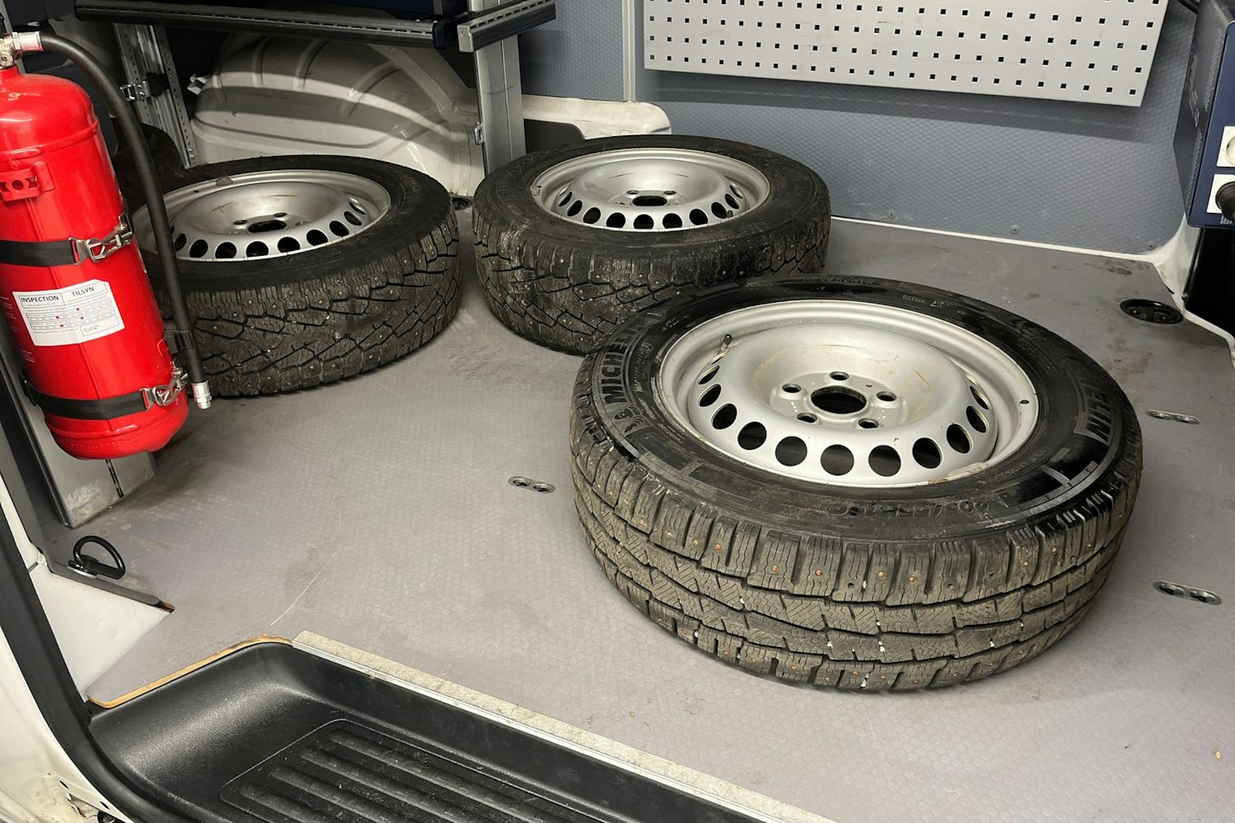 Valkoinen Volkswagen Transporter 2021 kuva 20.