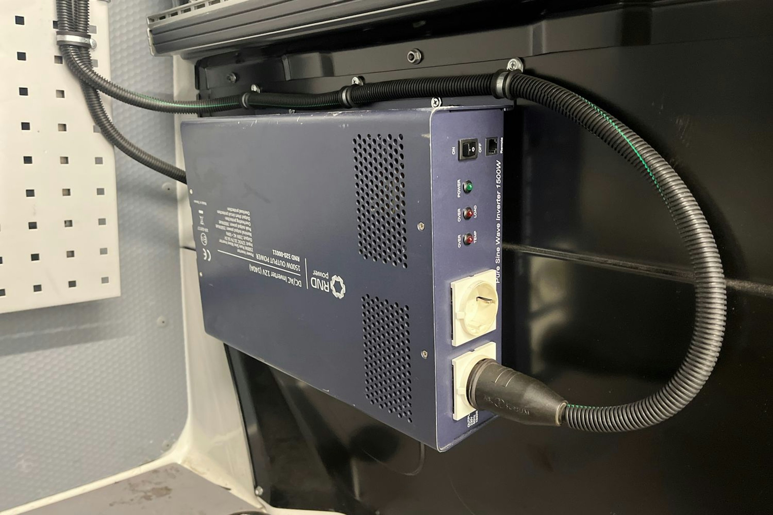 Valkoinen Volkswagen Transporter 2021 kuva 21.